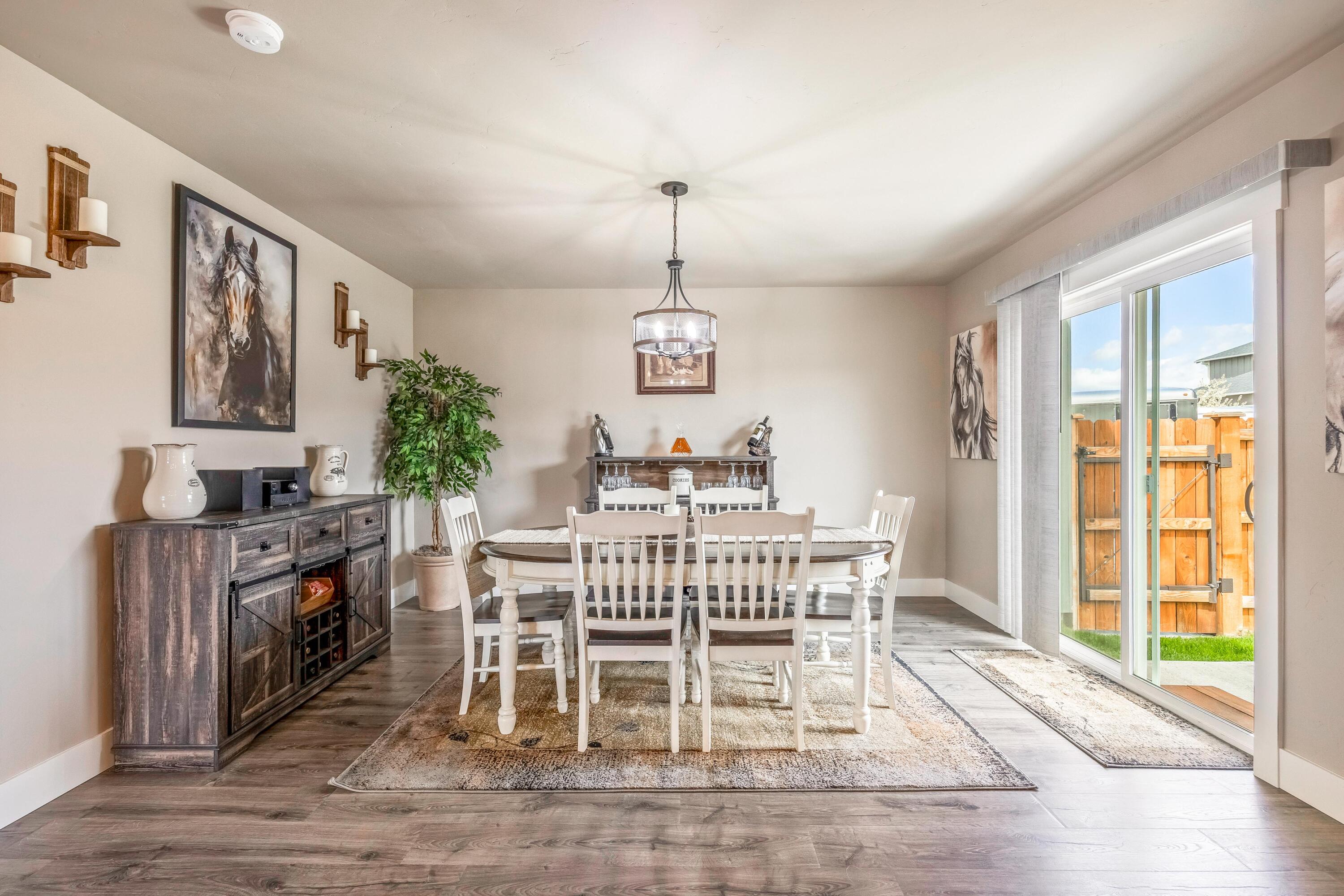 1002 NE Discovery Loop