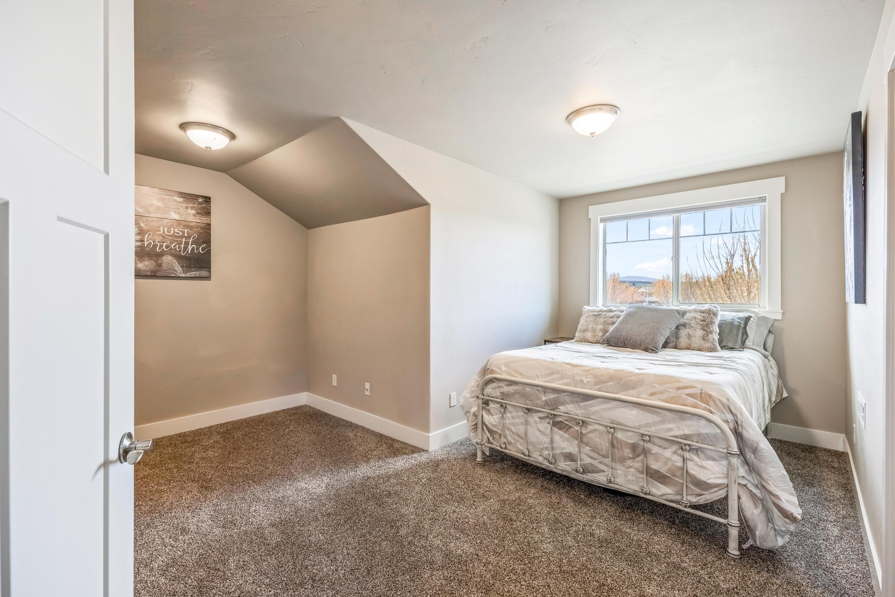 1002 NE Discovery Loop