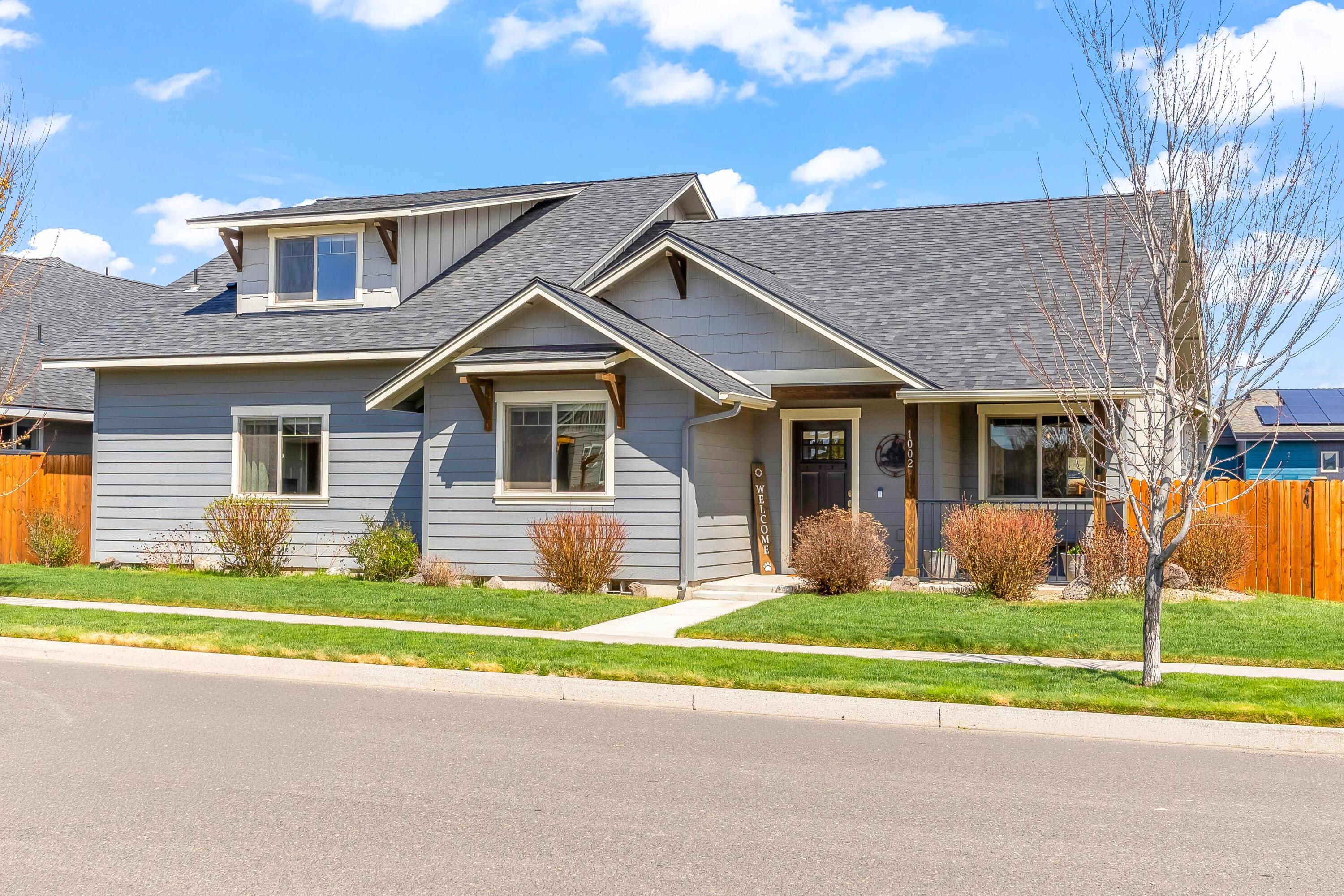 1002 NE Discovery Loop