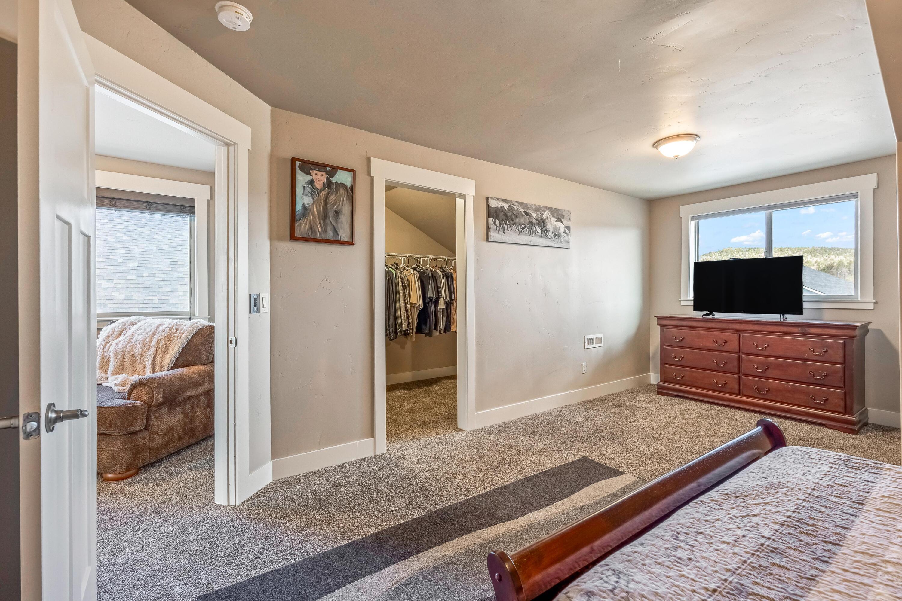 1002 NE Discovery Loop