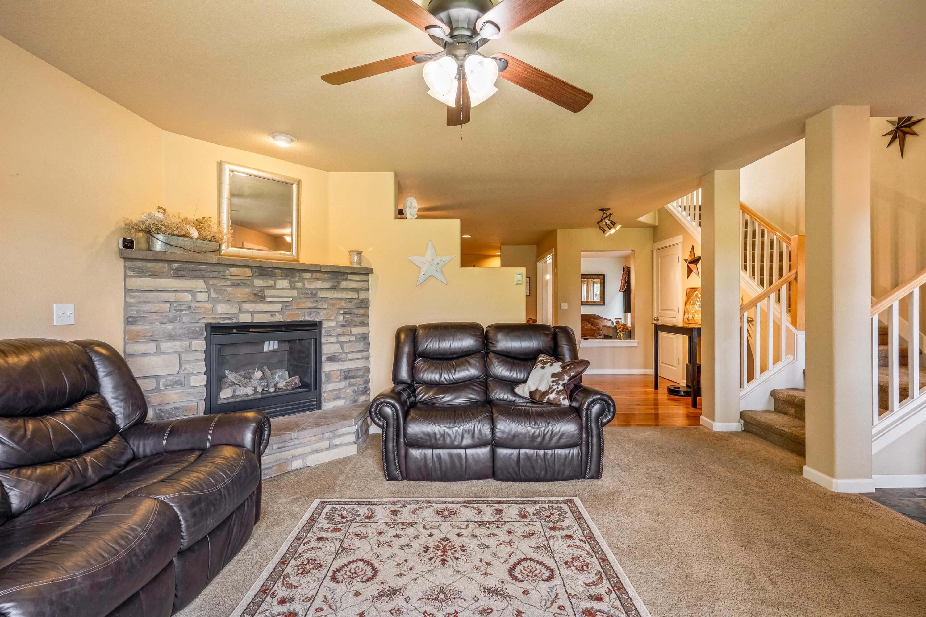 1252 NE Littleton Lane
