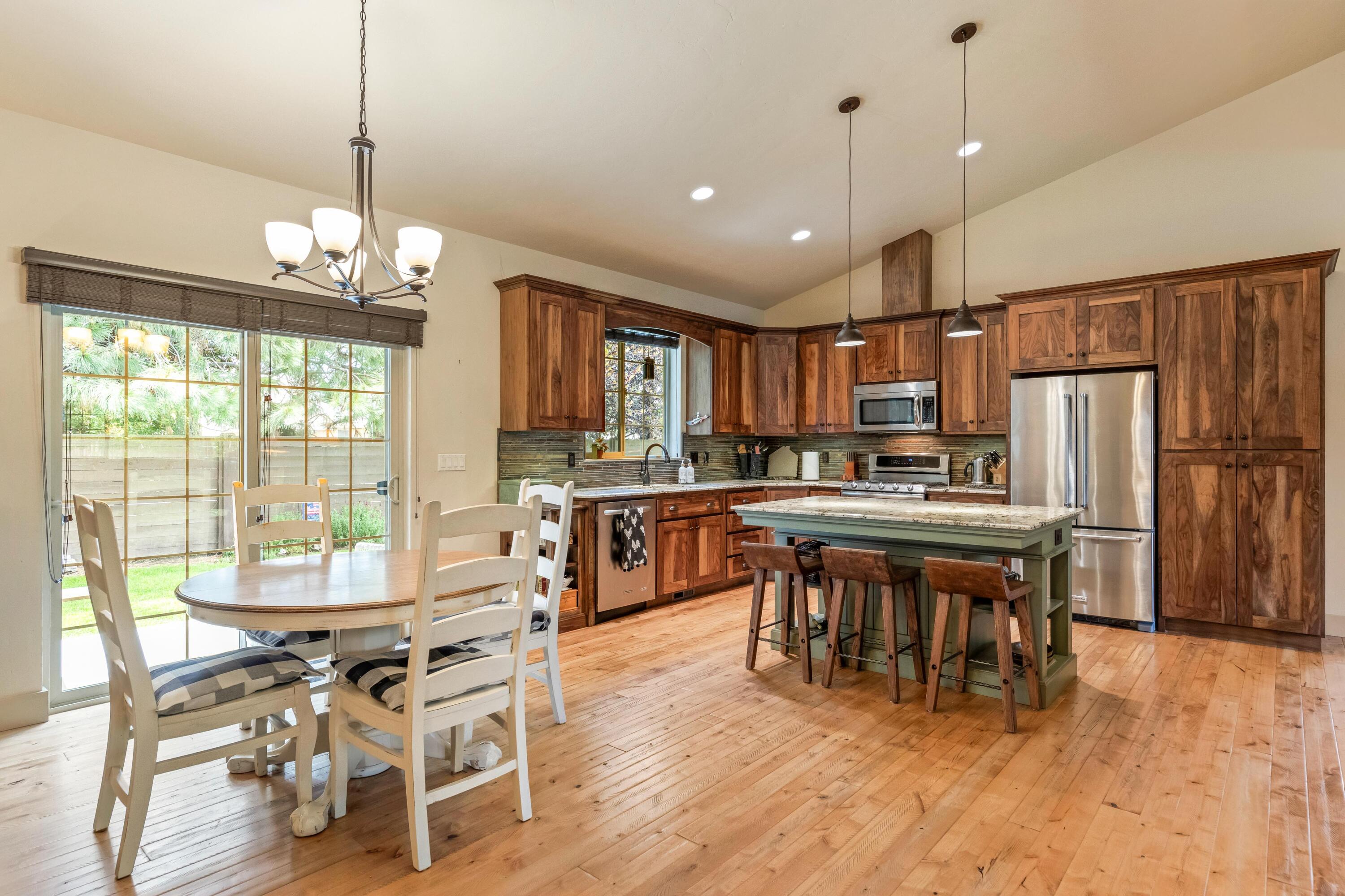 210 NW Saddle Ridge Loop