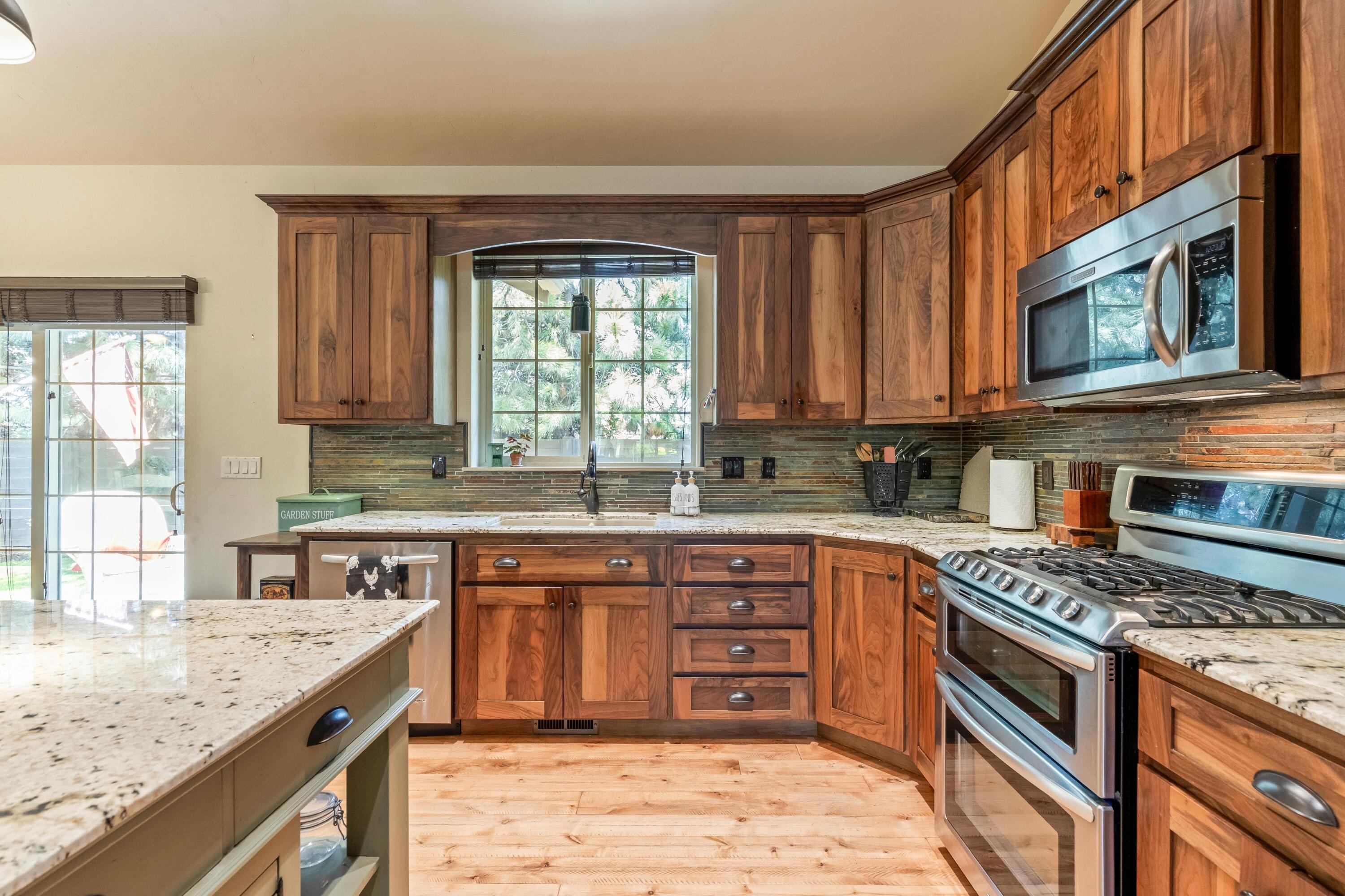 210 NW Saddle Ridge Loop