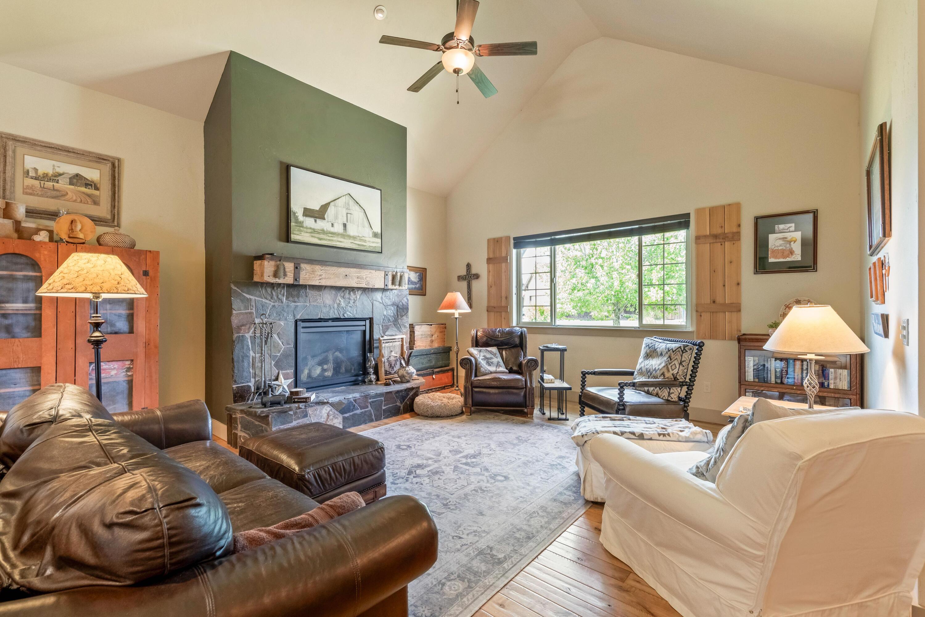 210 NW Saddle Ridge Loop