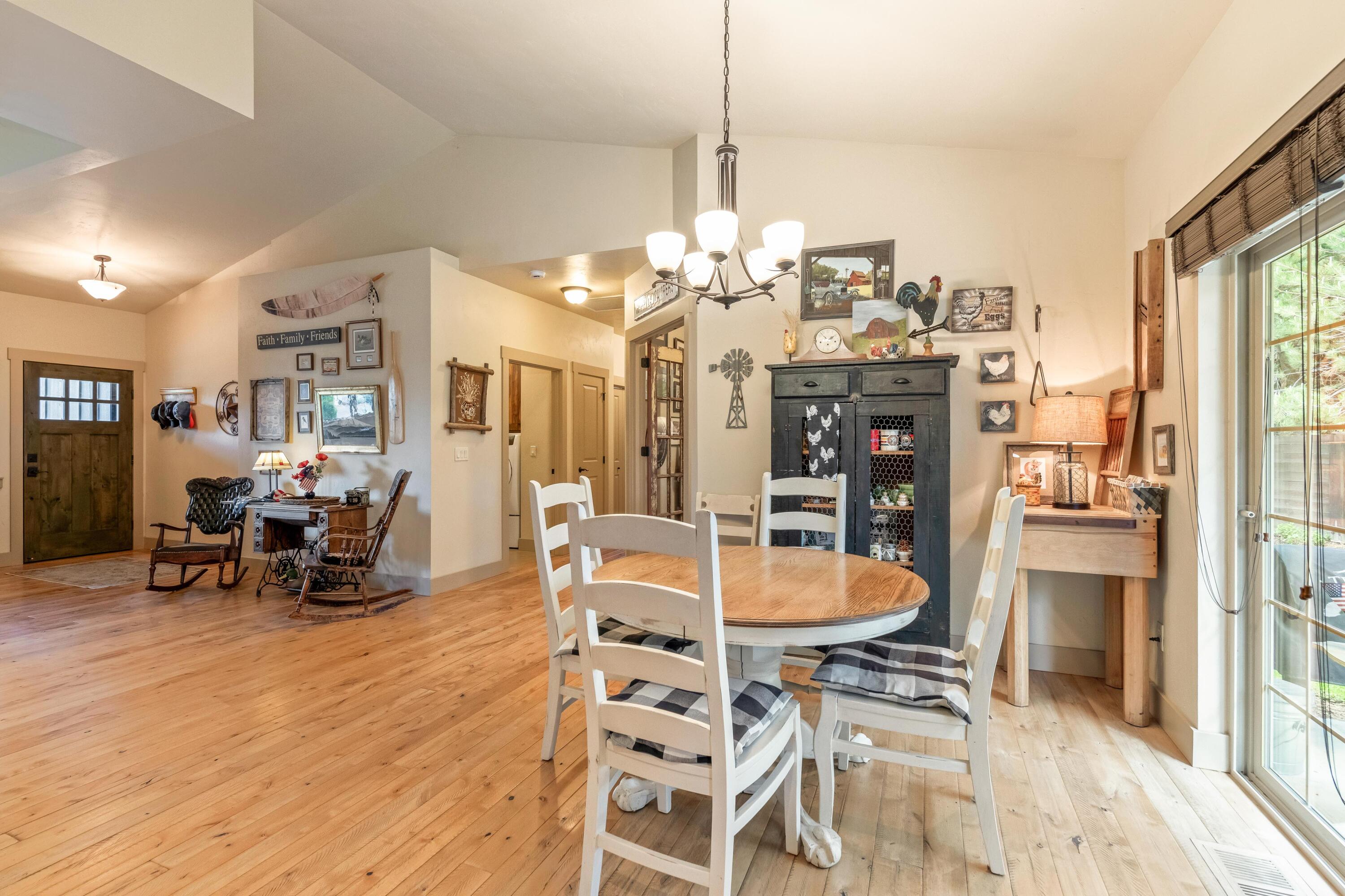 210 NW Saddle Ridge Loop
