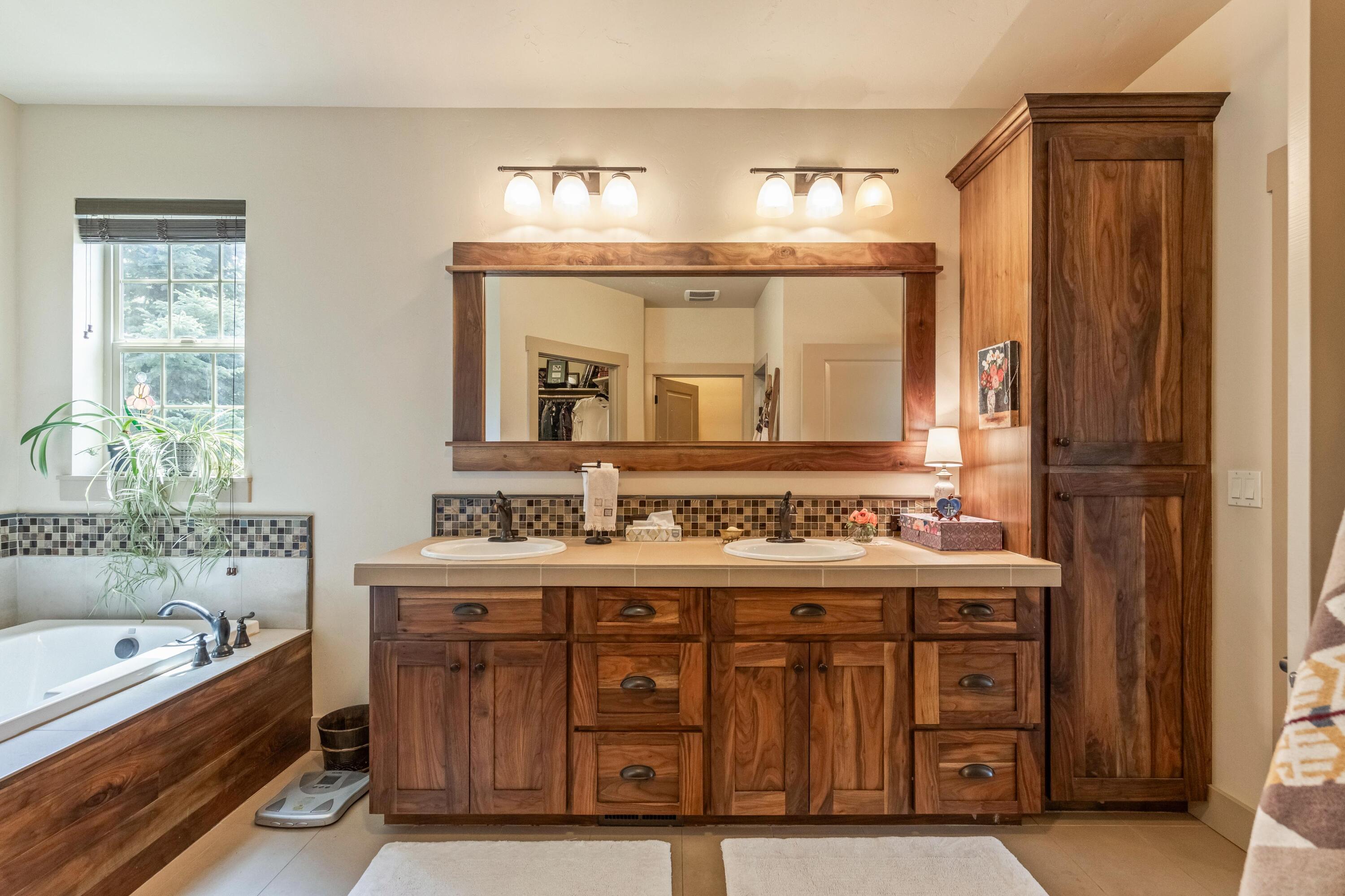 210 NW Saddle Ridge Loop
