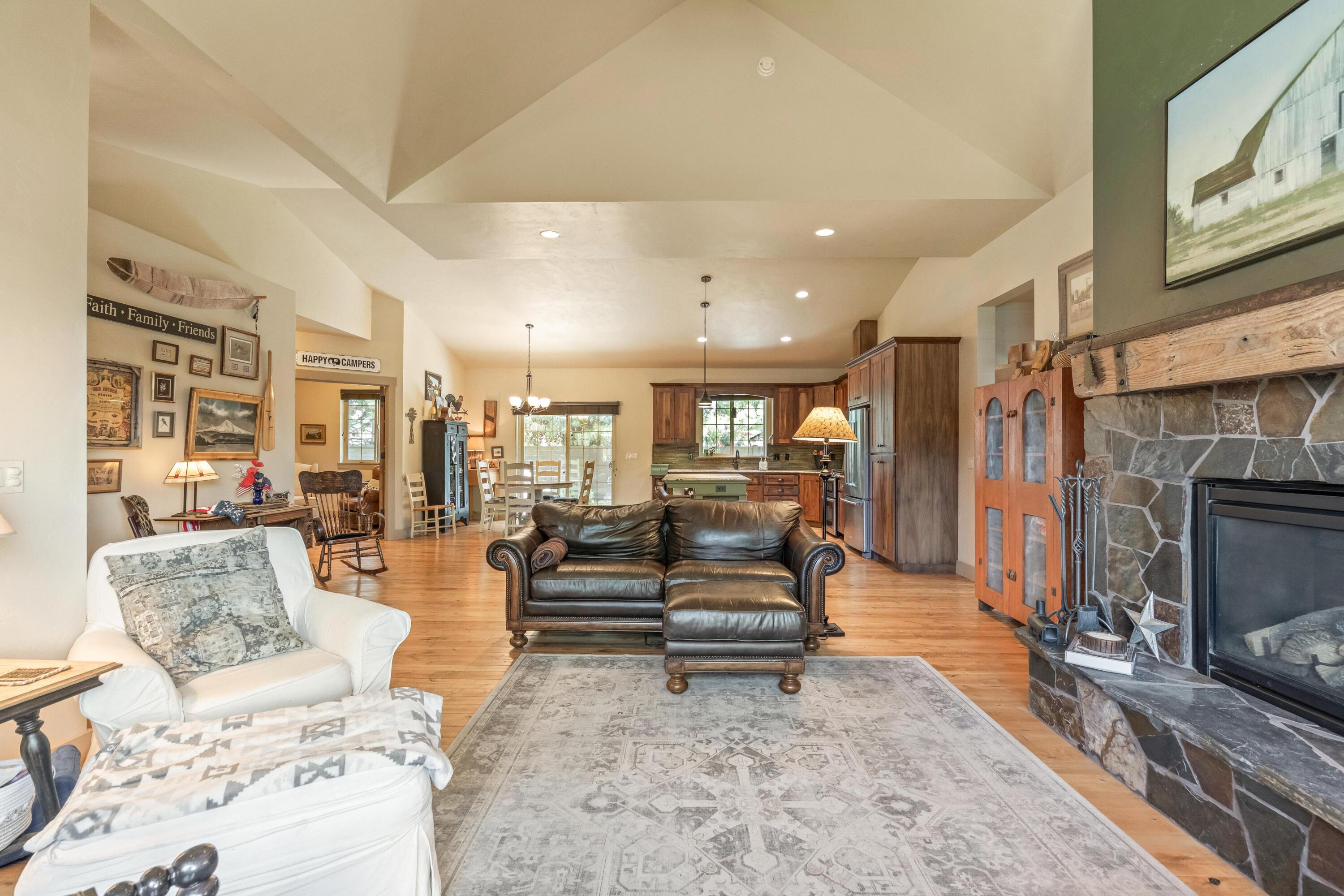 210 NW Saddle Ridge Loop