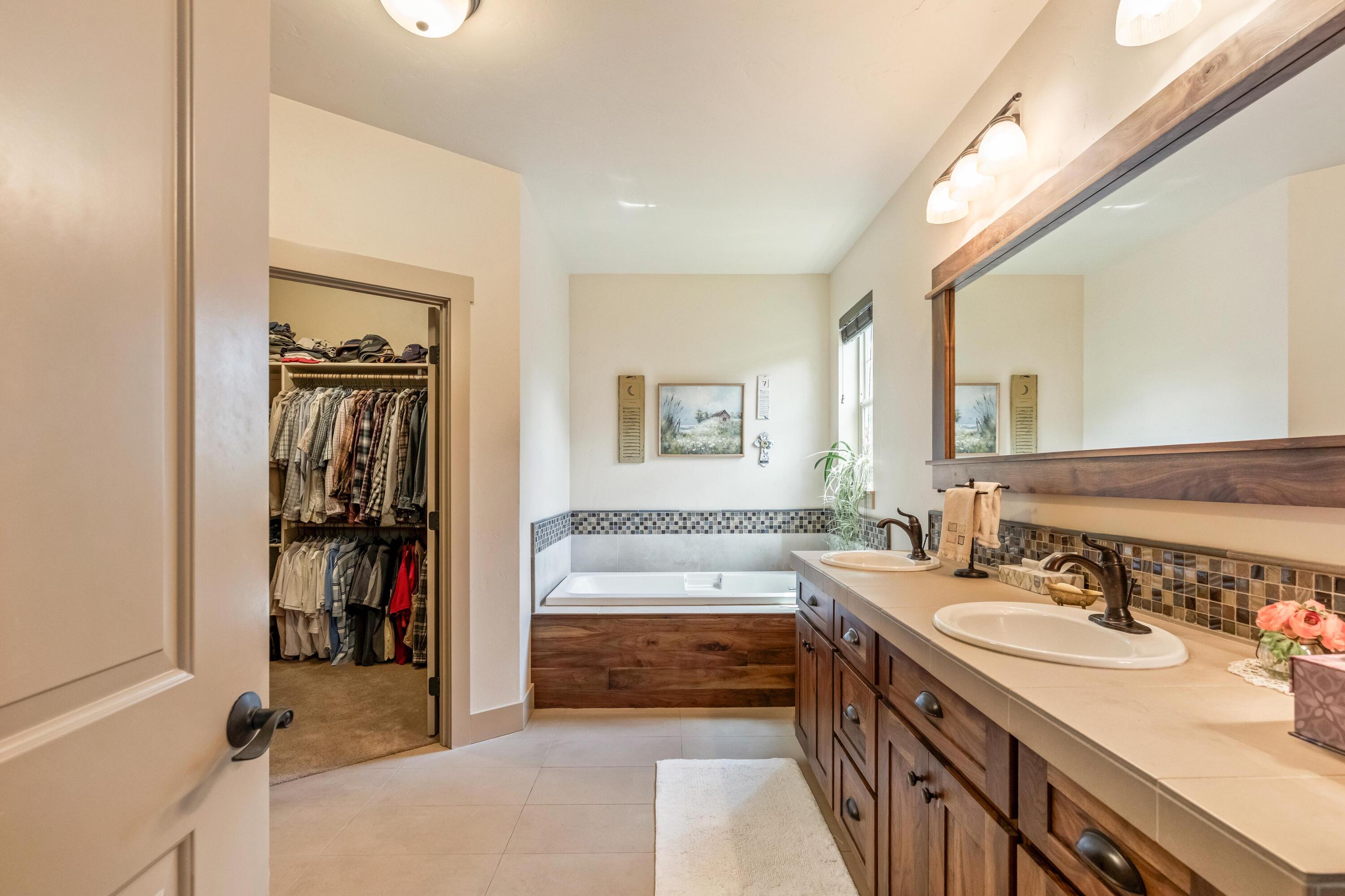 210 NW Saddle Ridge Loop