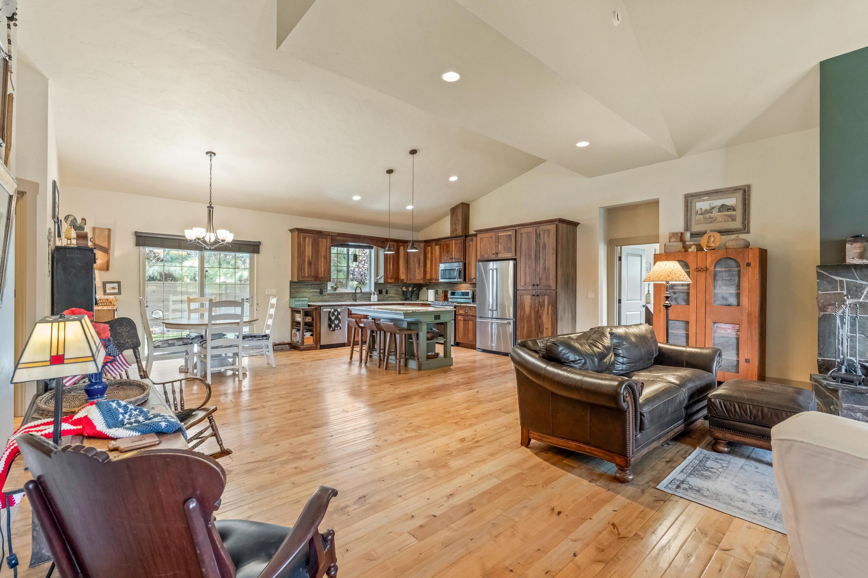 210 NW Saddle Ridge Loop