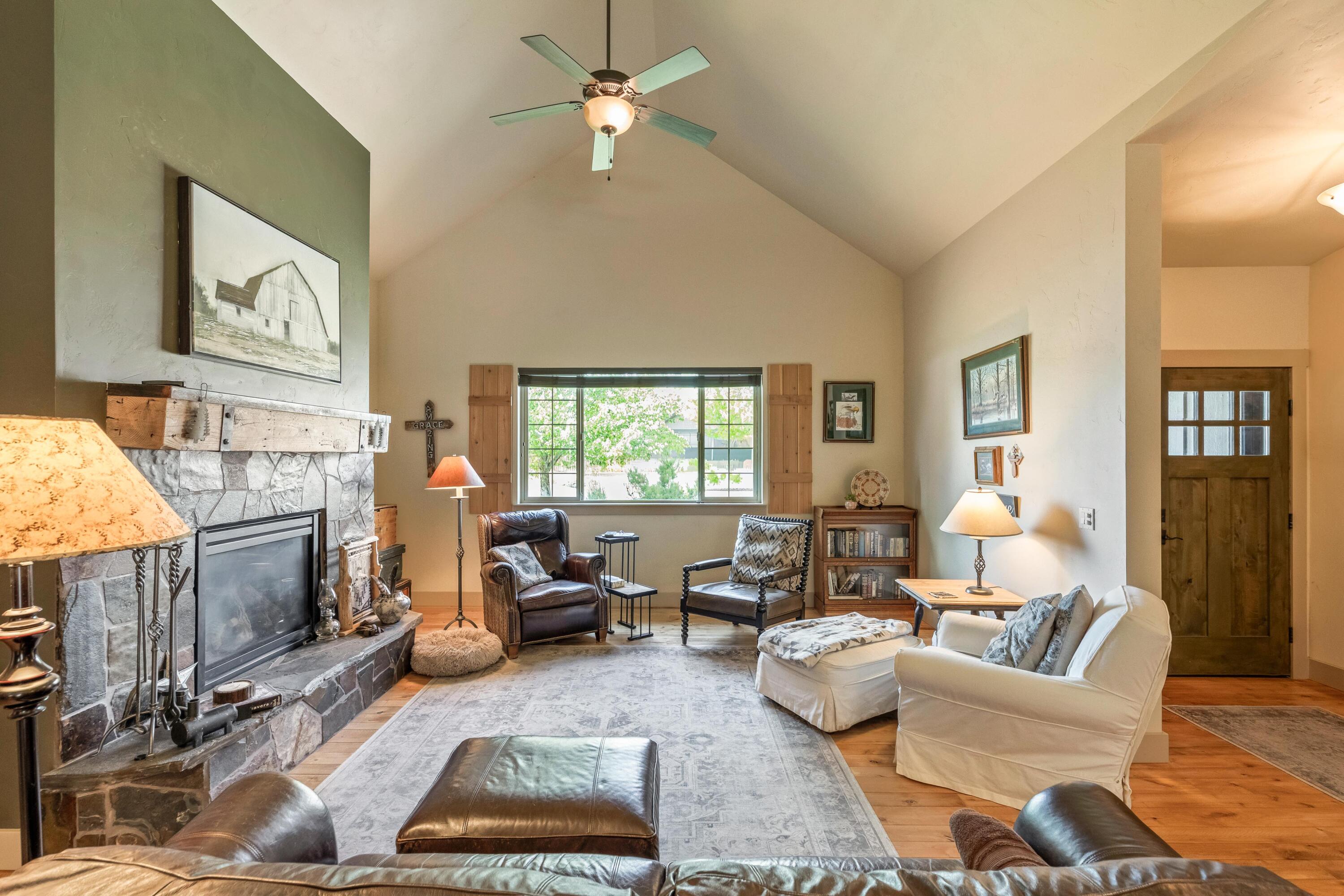 210 NW Saddle Ridge Loop