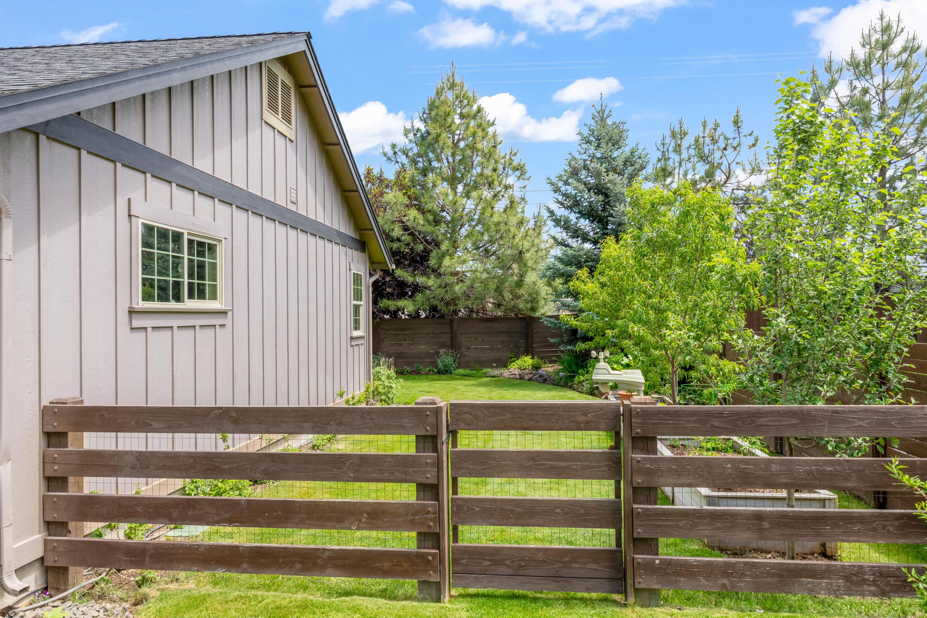 210 NW Saddle Ridge Loop
