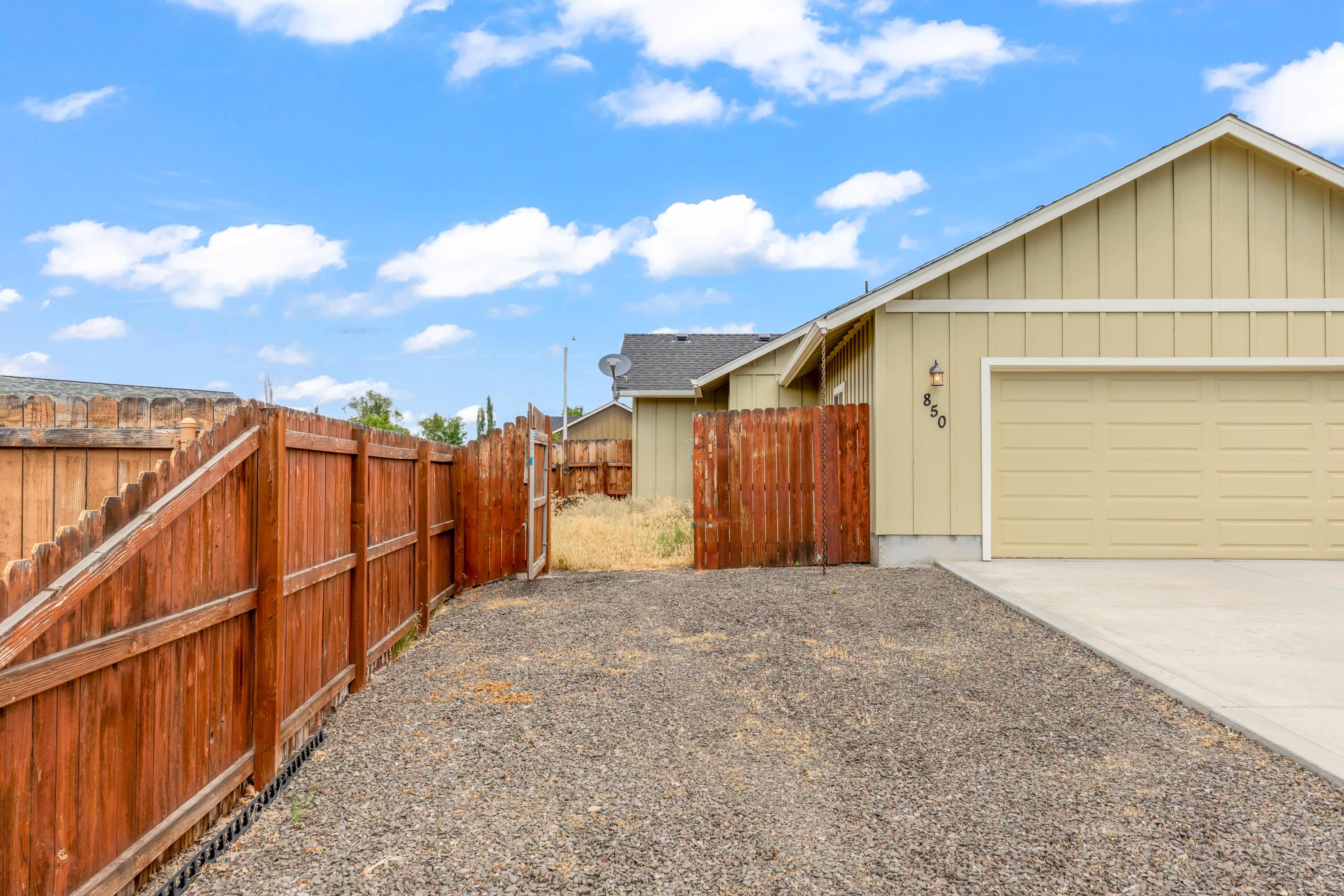 850 NW Quince Avenue
