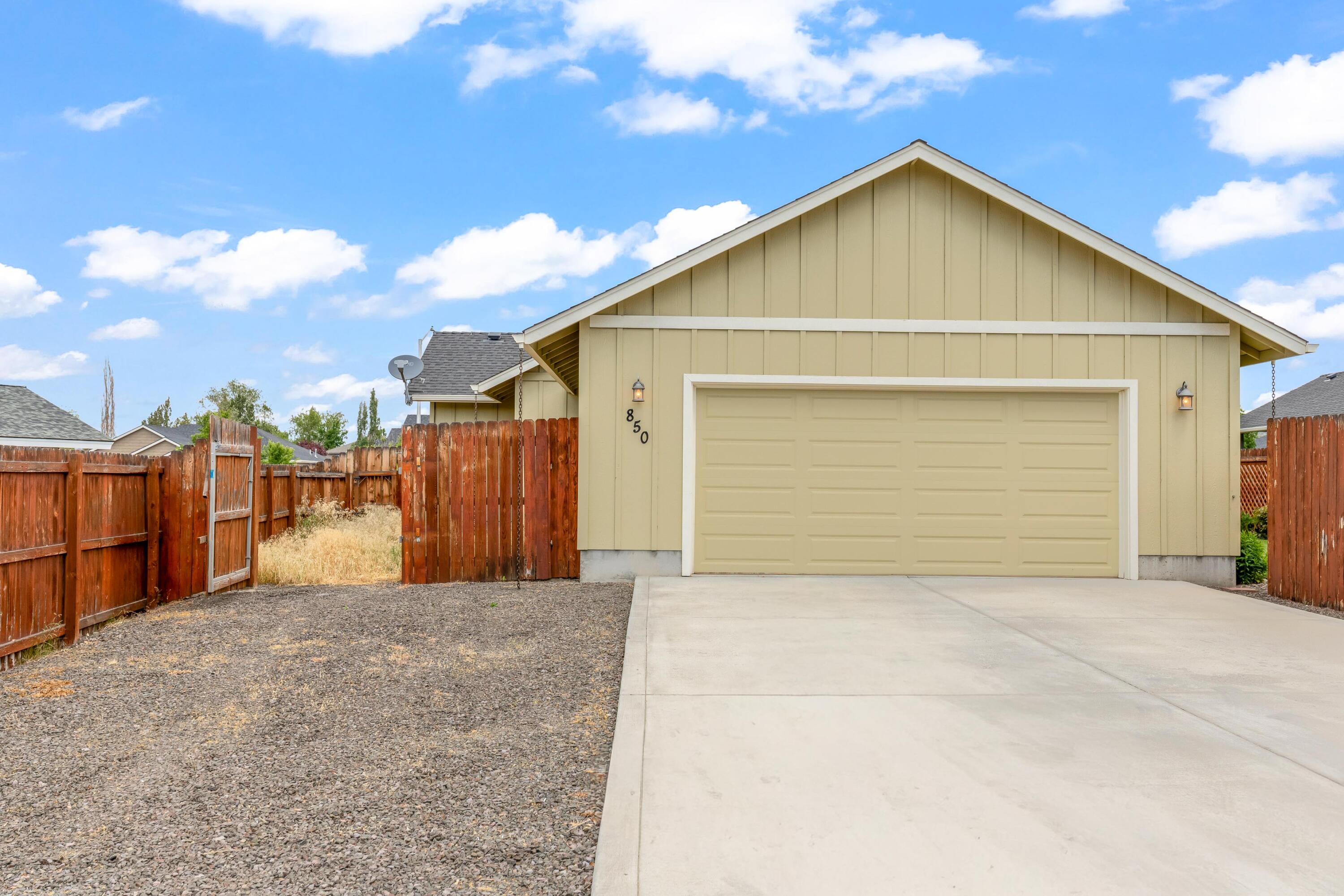 850 NW Quince Avenue