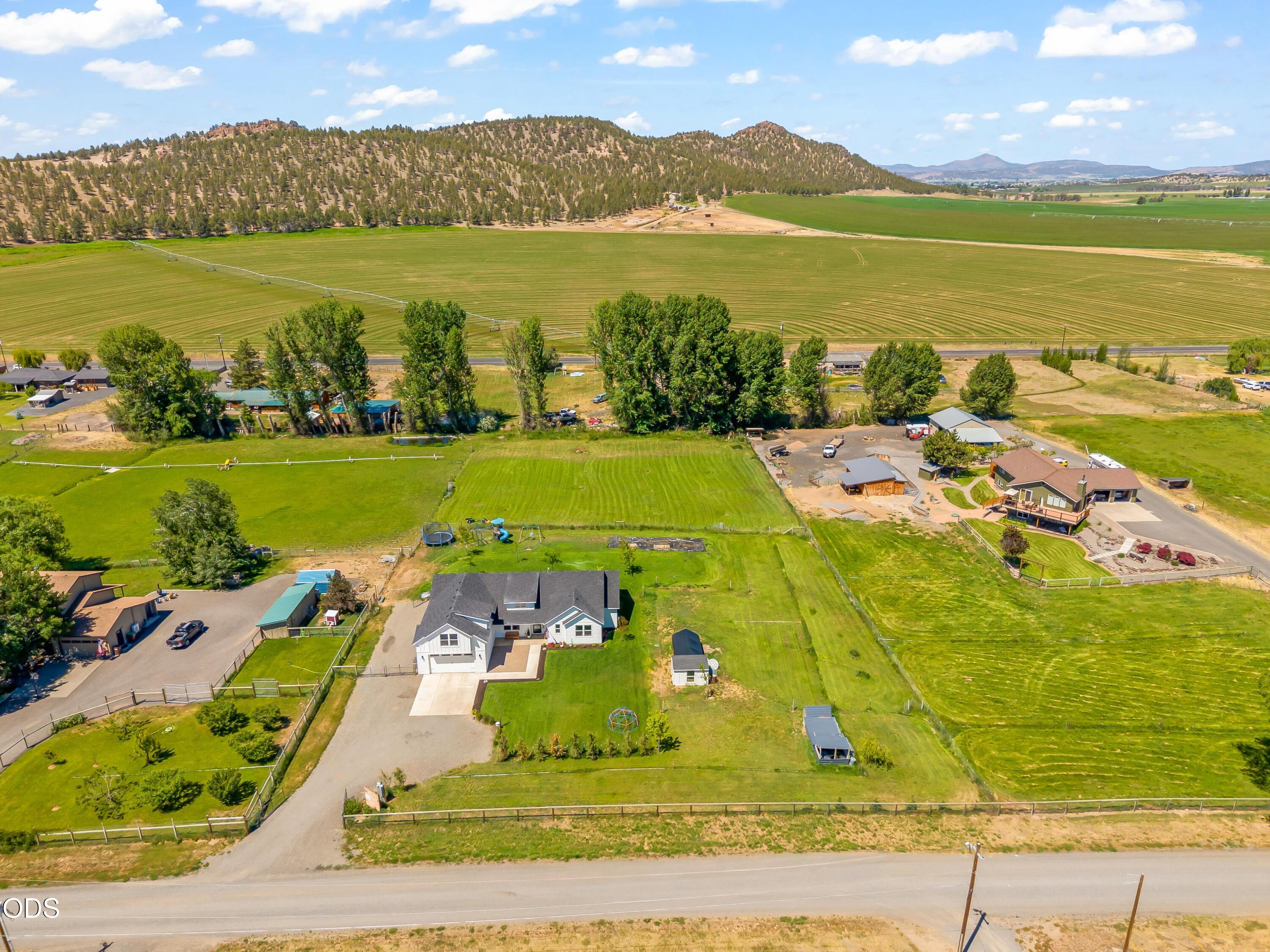 2467 NE Sunset View Lane
