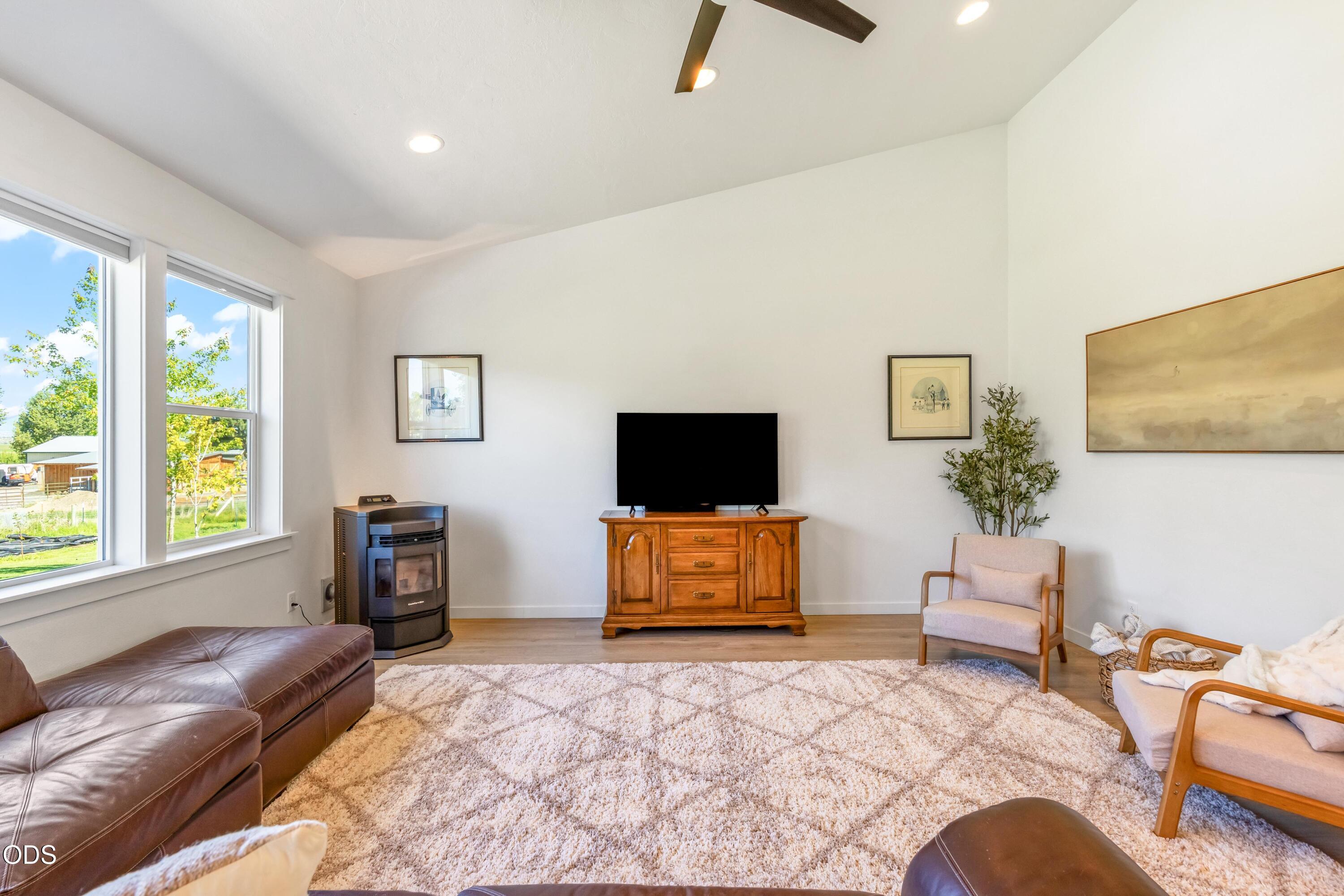 2467 NE Sunset View Lane