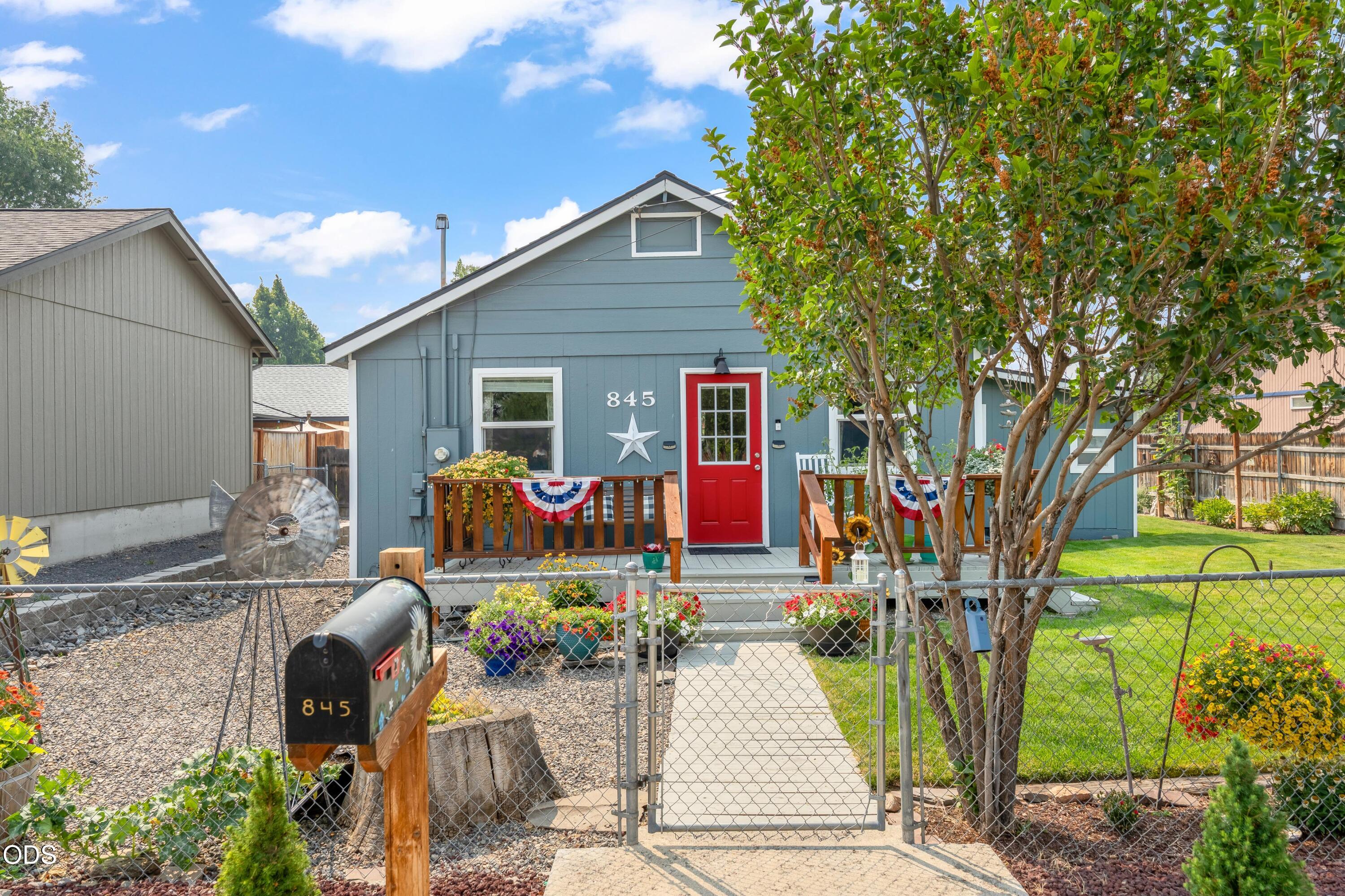 845 NW Claypool Street