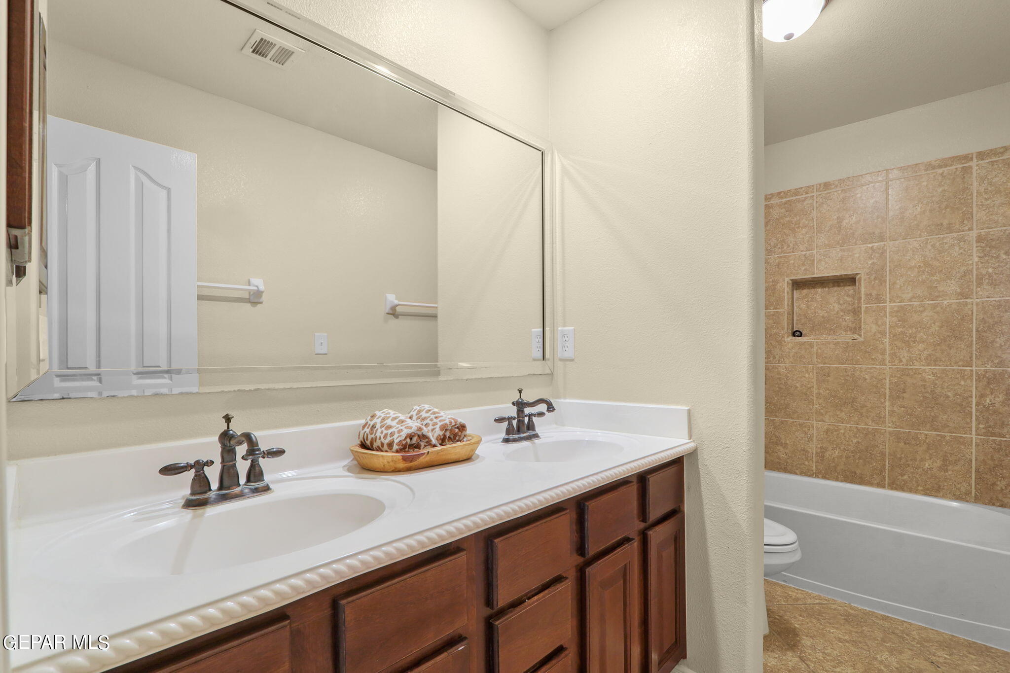 5645 Valley Oak Drive Drive