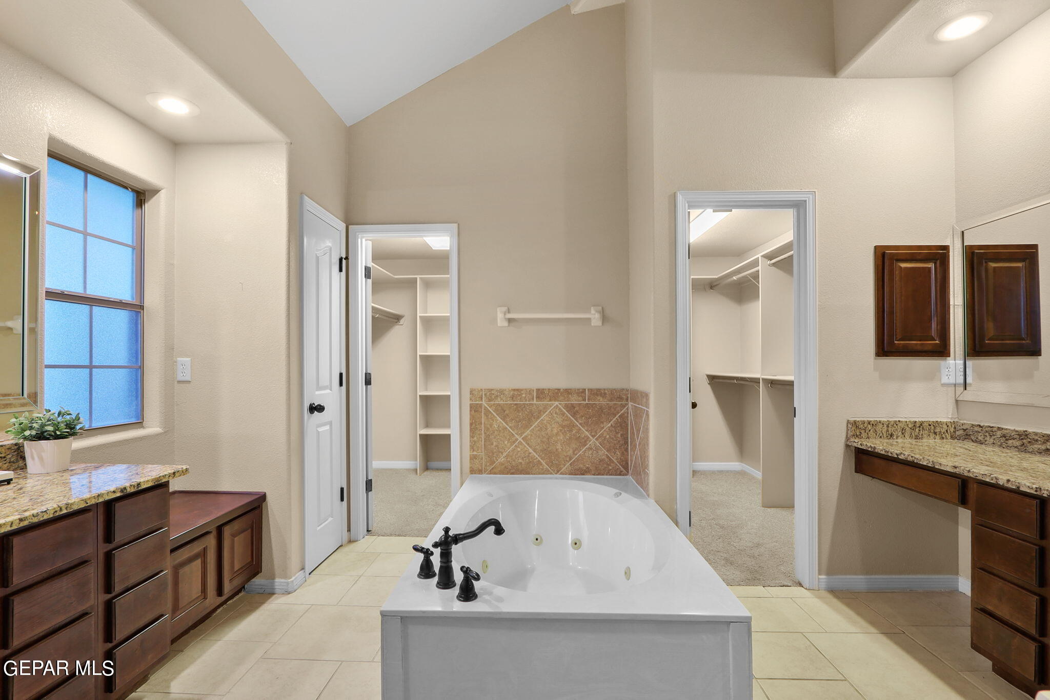 5645 Valley Oak Drive Drive