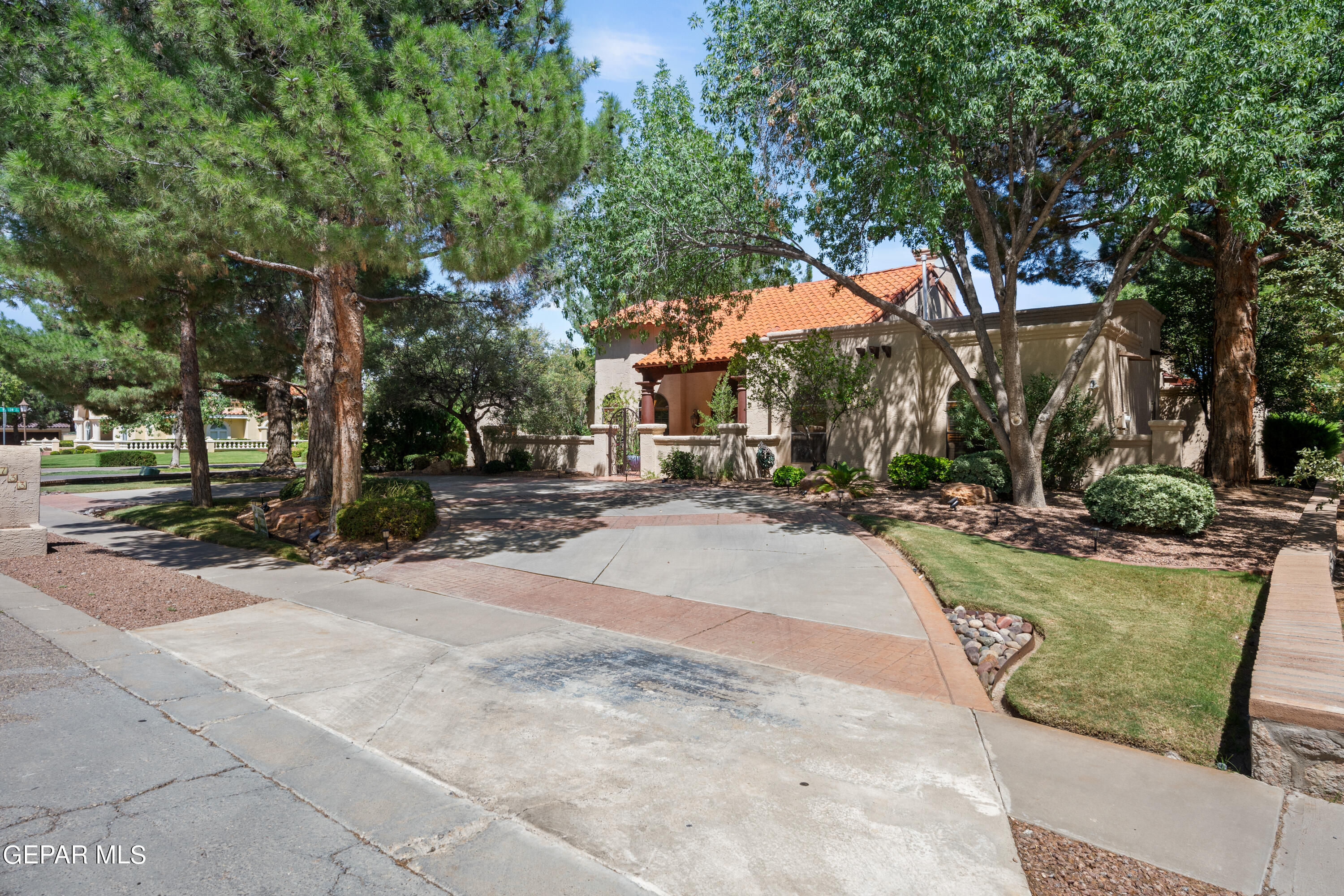733 ROSINANTE Road