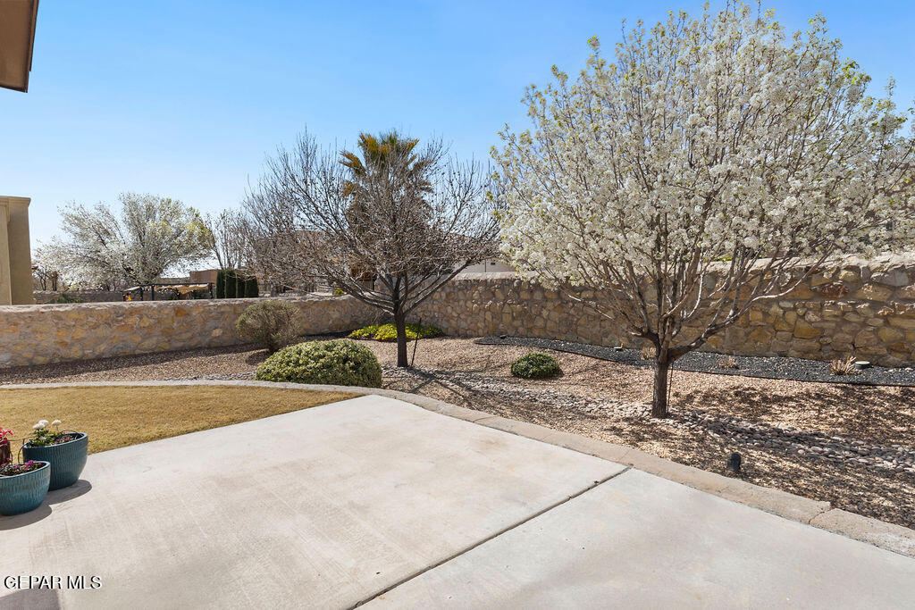 5721 Valley Oak Drive
