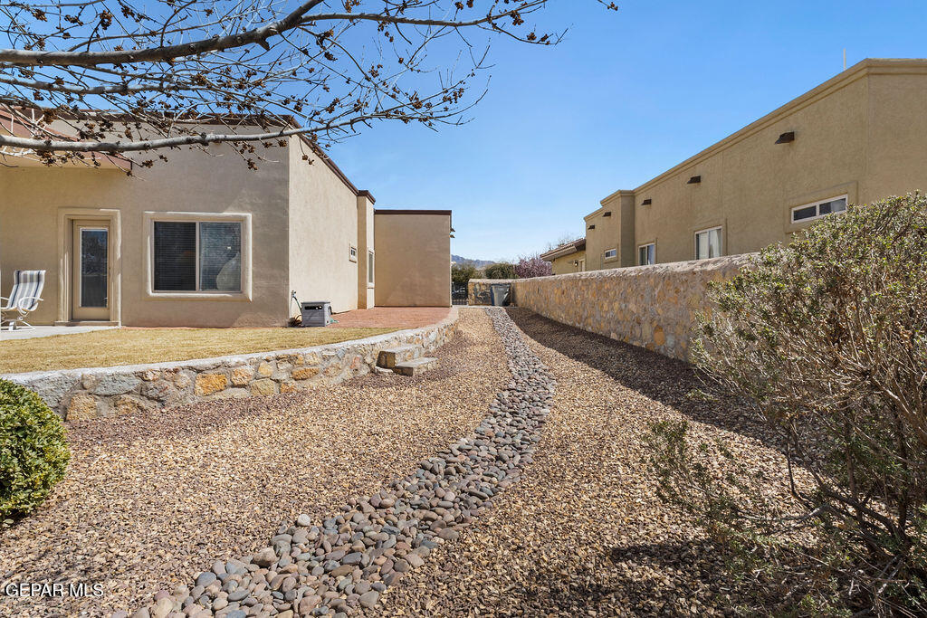 5721 Valley Oak Drive