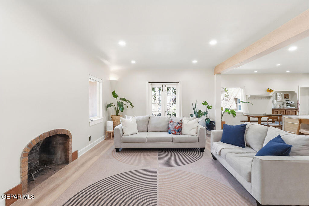 300 ROSEMONT Drive