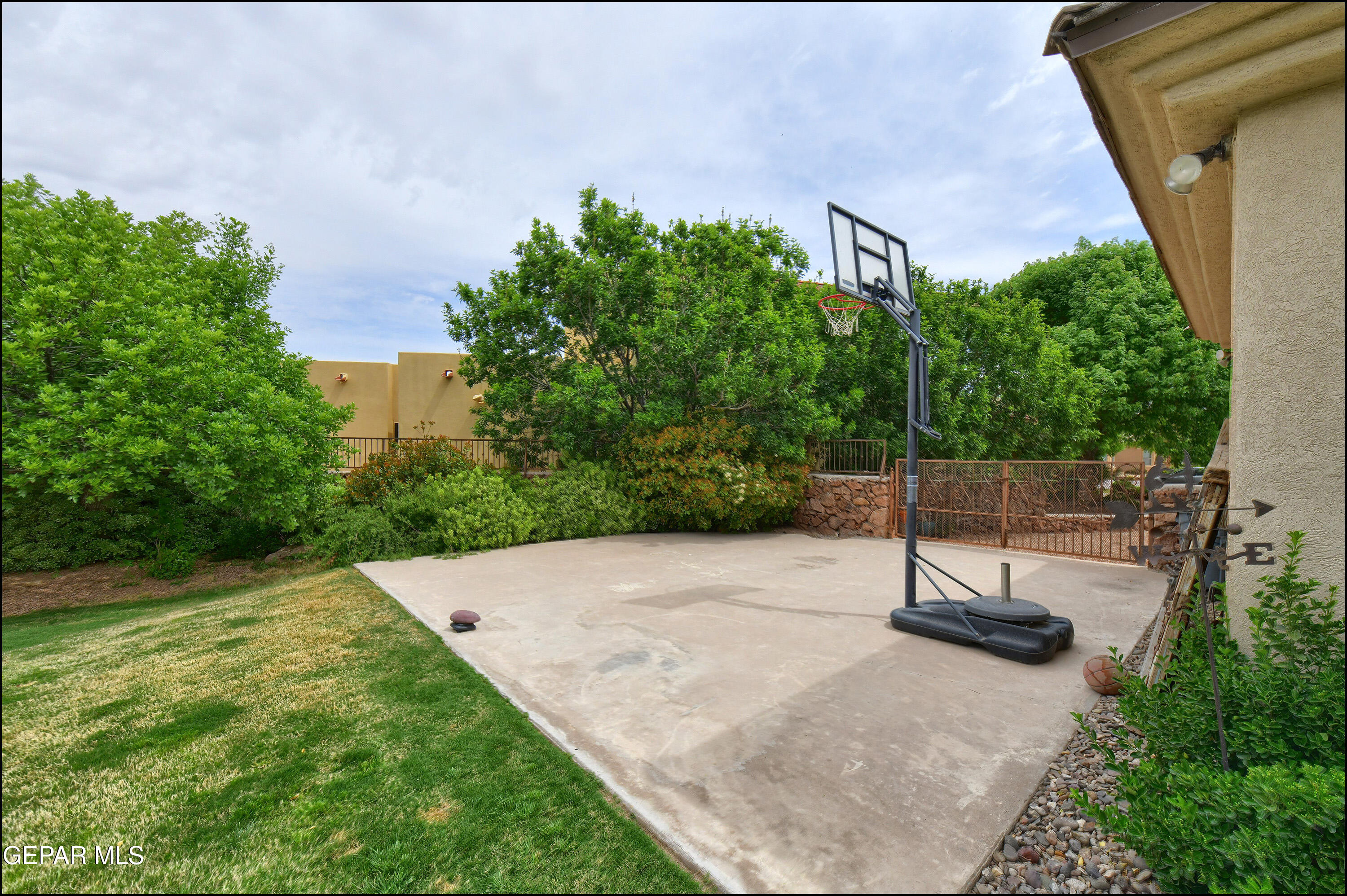 5533 WOODFIELD Drive