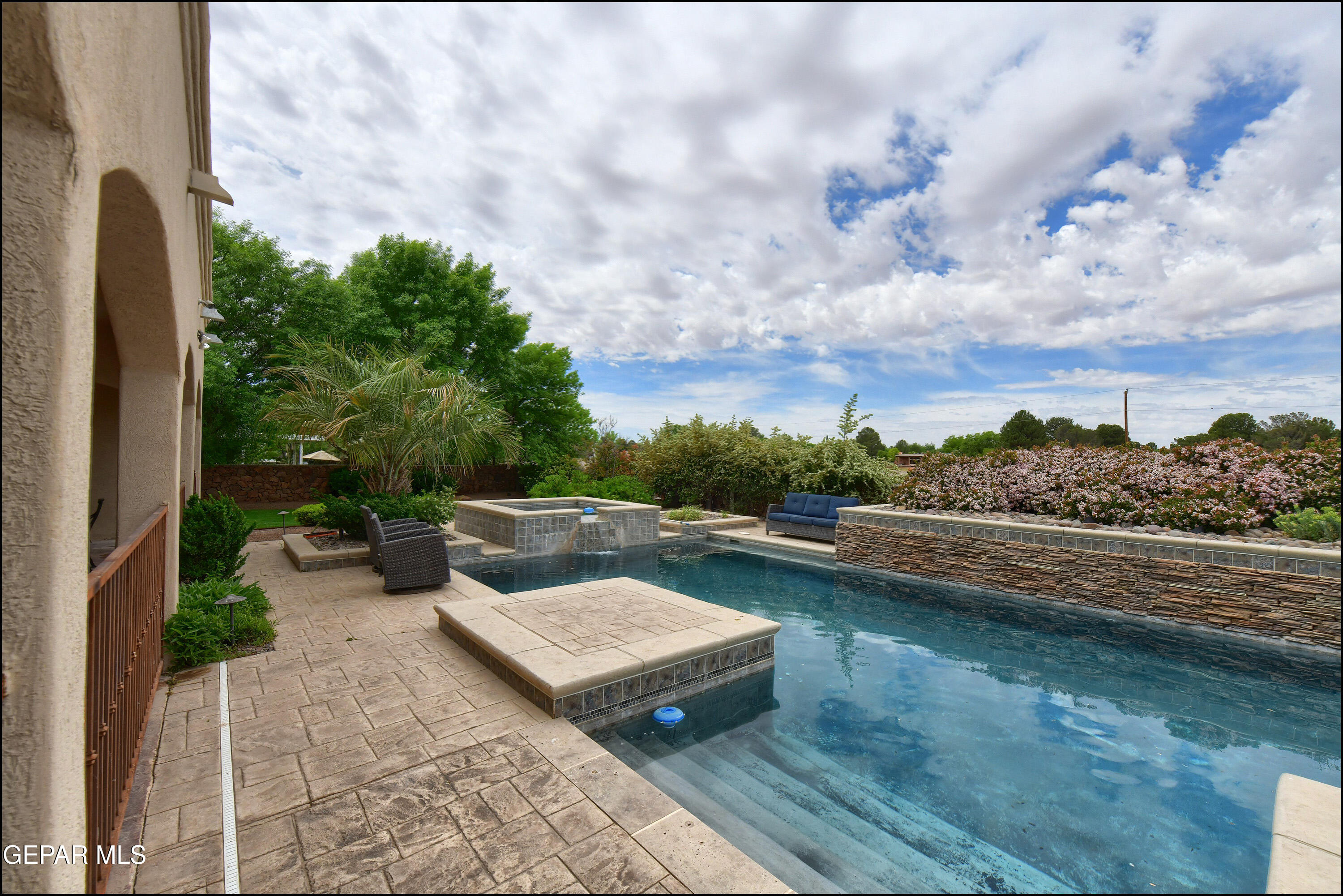 5533 WOODFIELD Drive