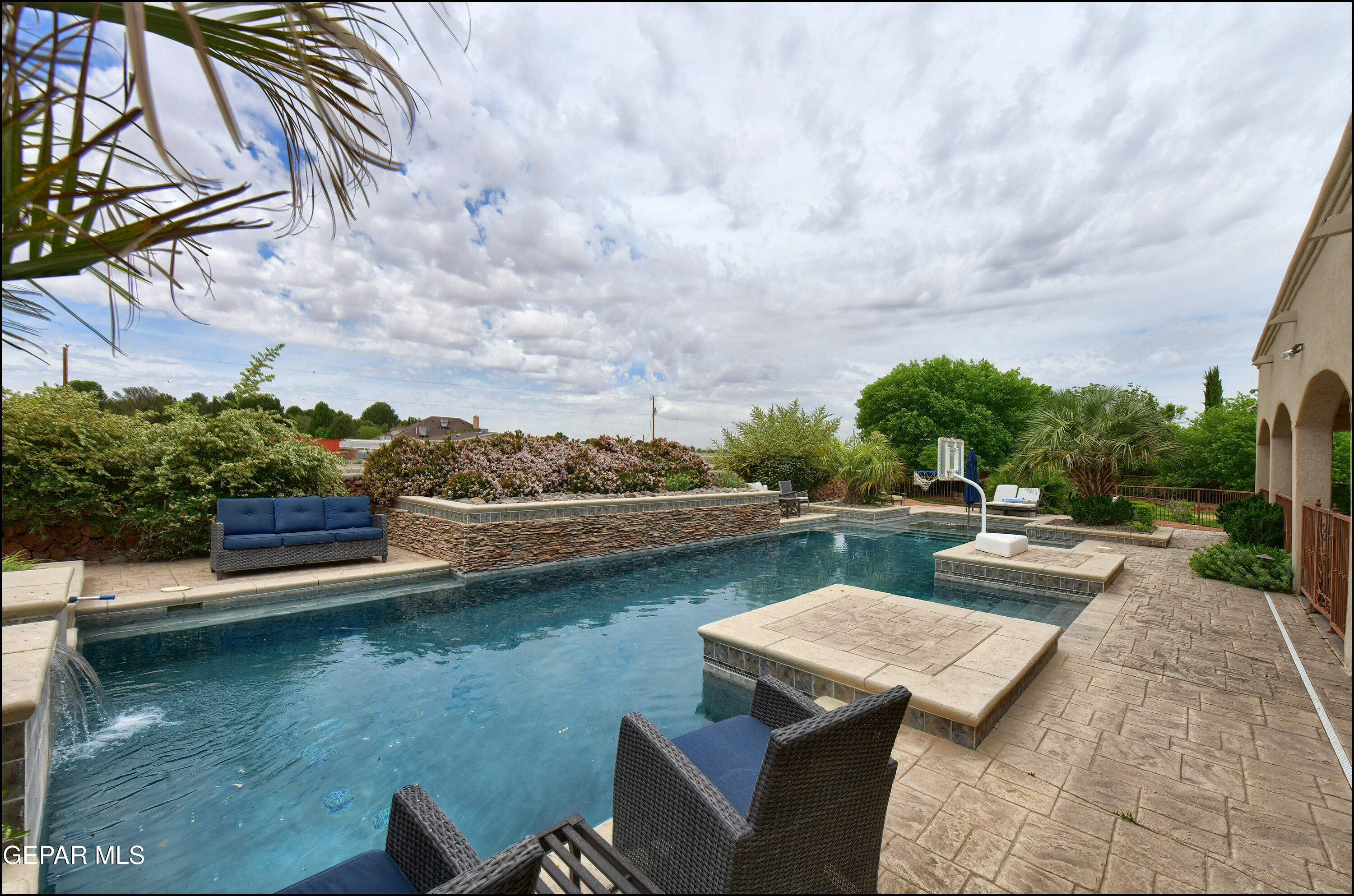 5533 WOODFIELD Drive