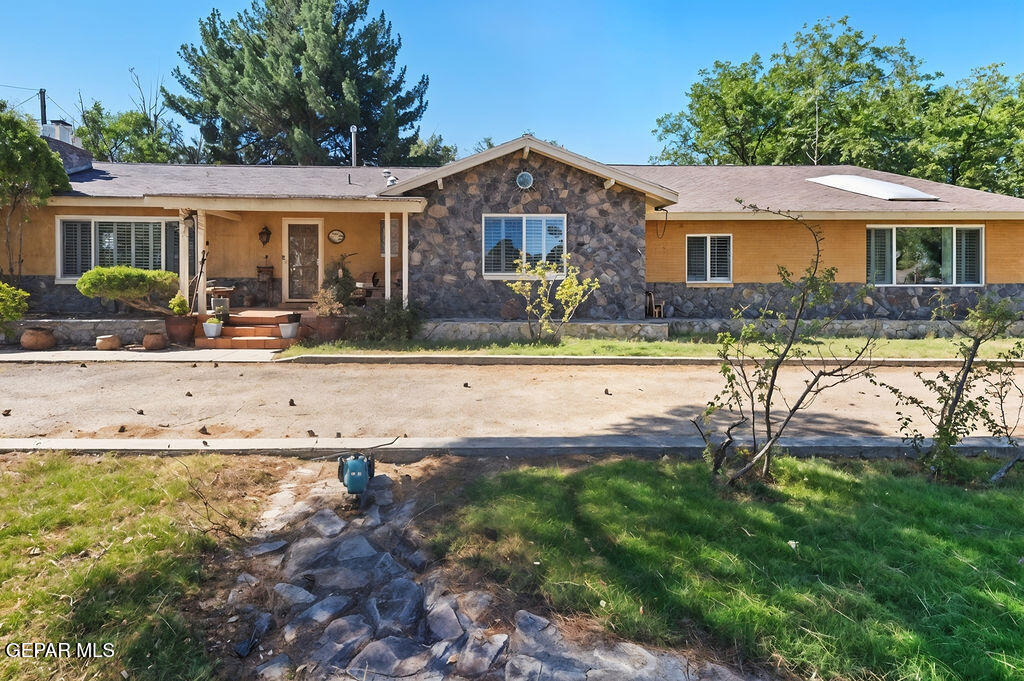 810 FAIRWAY Circle