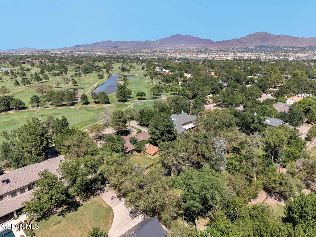 810 FAIRWAY Circle
