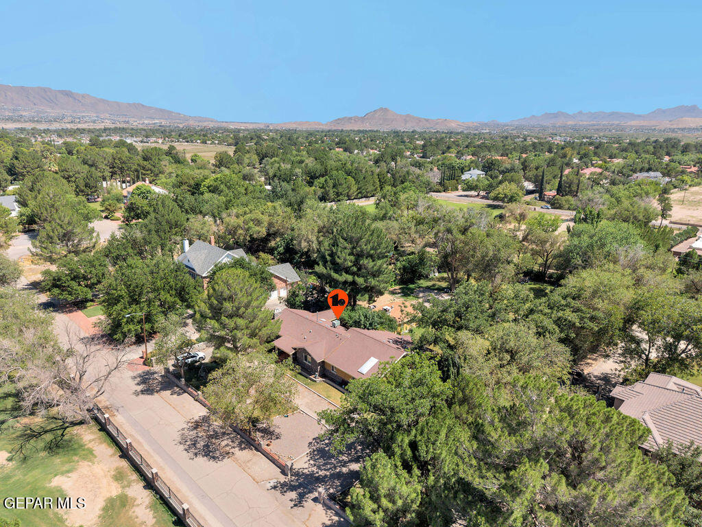 810 FAIRWAY Circle
