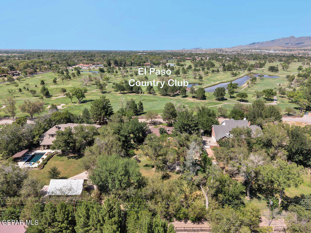 810 FAIRWAY Circle