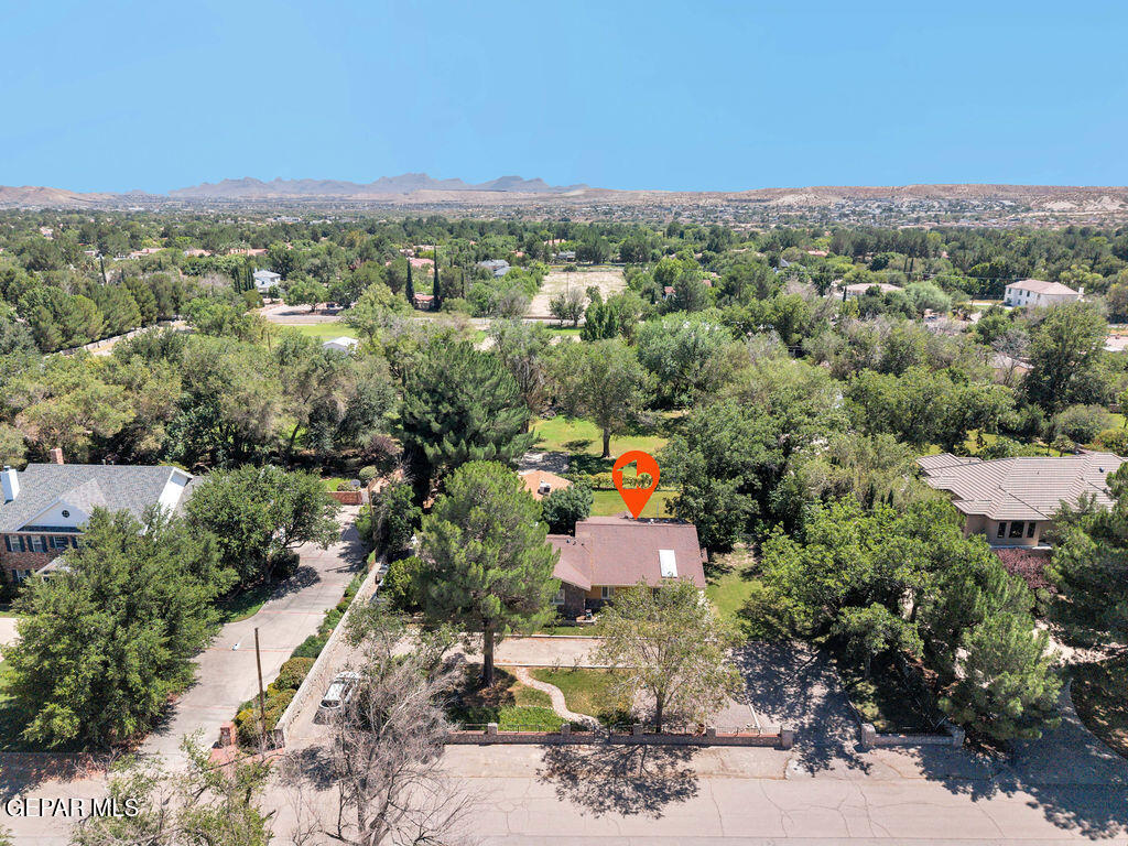 810 FAIRWAY Circle