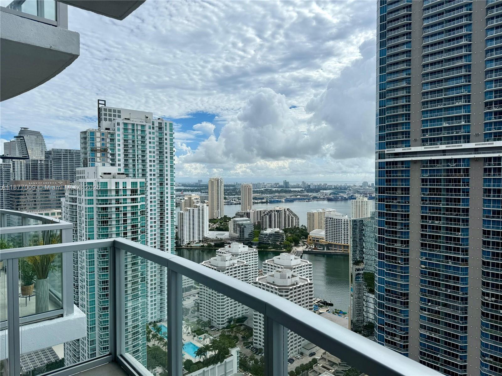 1060 Brickell Ave # 4305