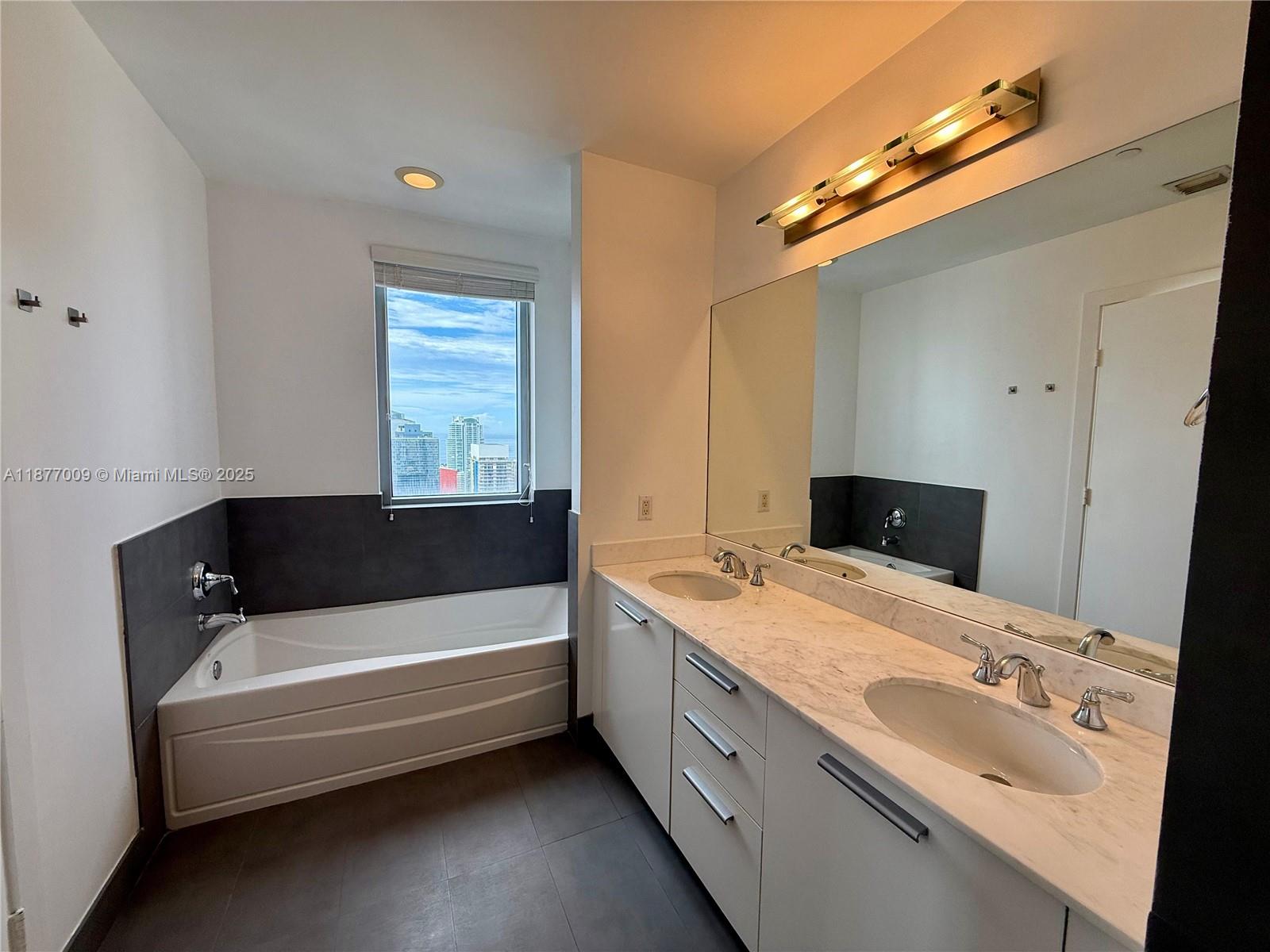 1060 Brickell Ave # 4305