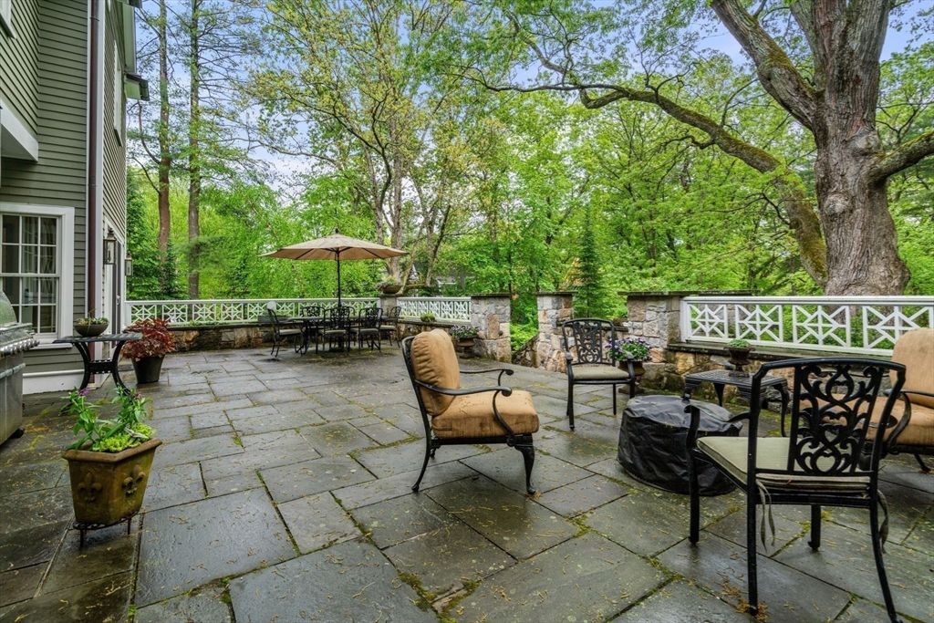 200 Edgewater Dr