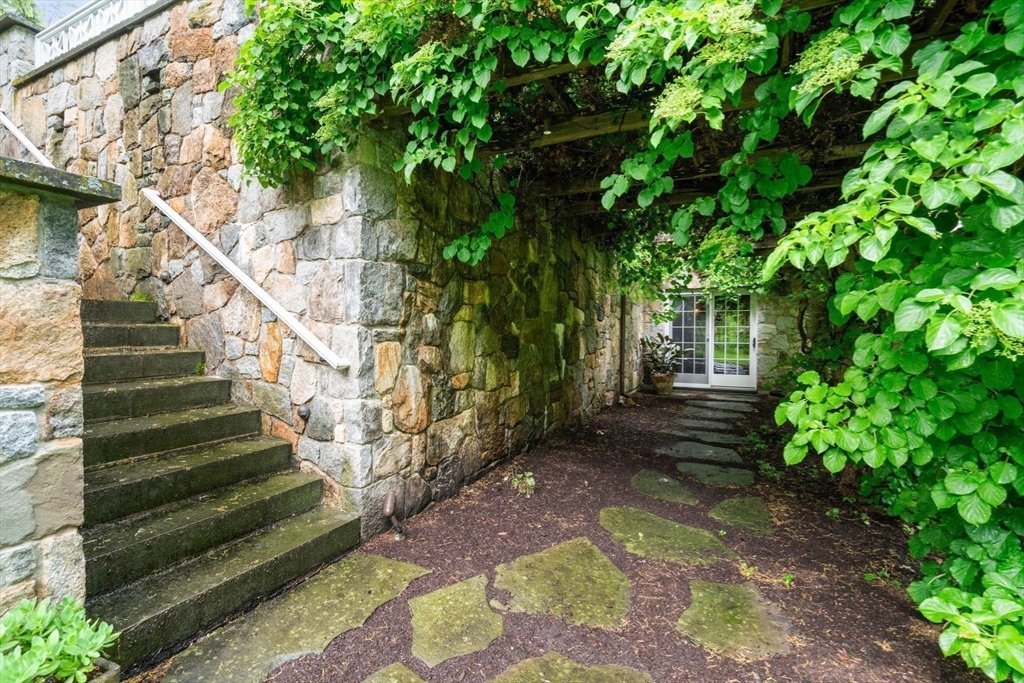 200 Edgewater Dr