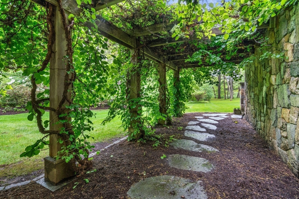 200 Edgewater Dr