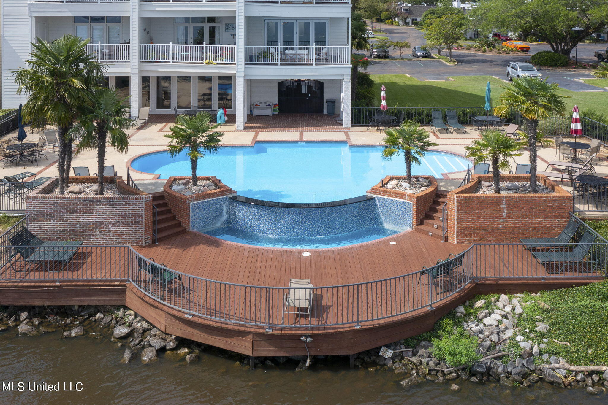 550 Post Road, 602