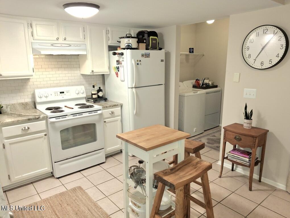 404 Lakebend Place