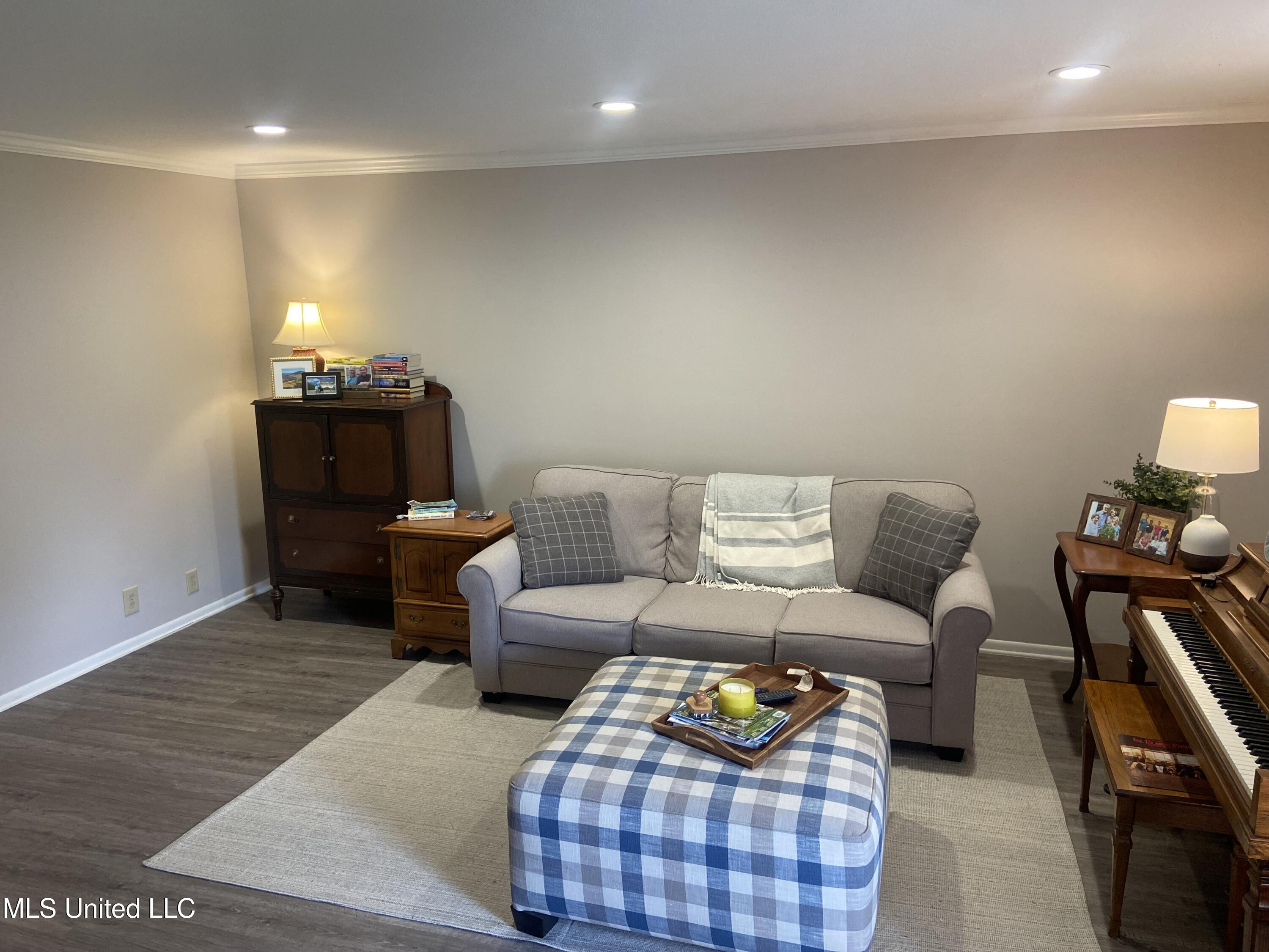 404 Lakebend Place
