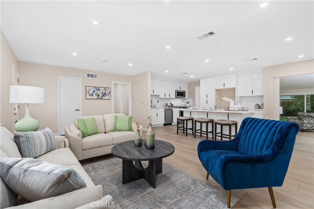 3213 W Sunview Drive