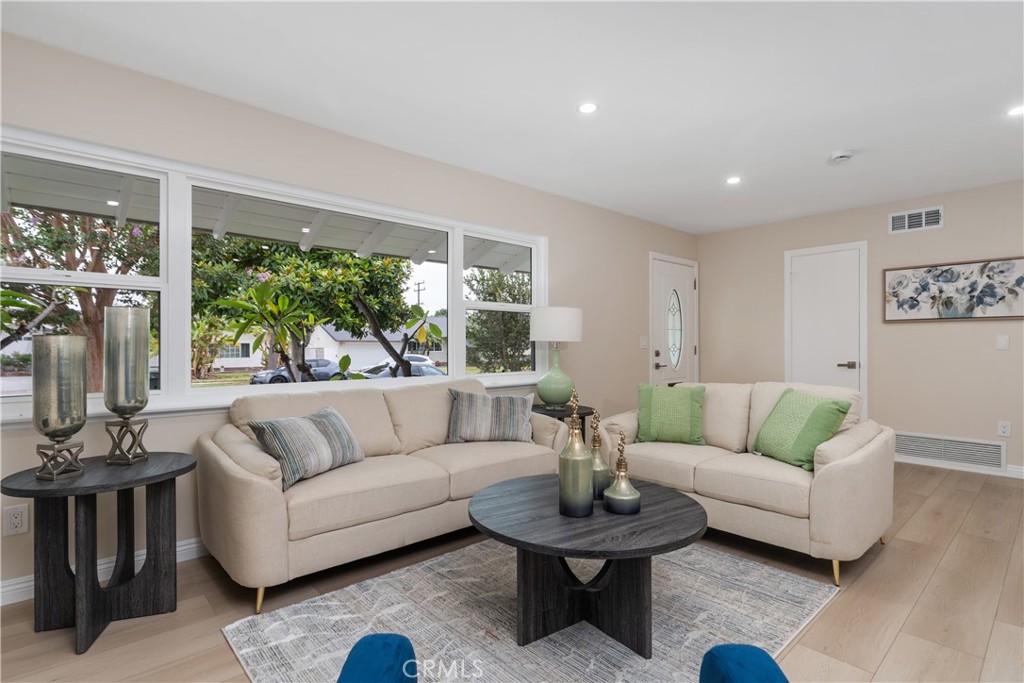 3213 W Sunview Drive