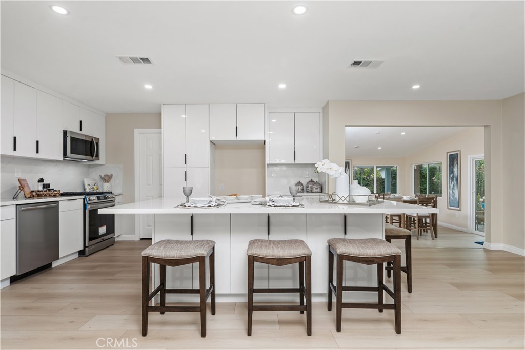 3213 W Sunview Drive