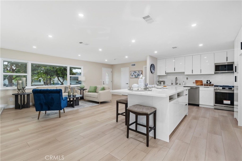 3213 W Sunview Drive