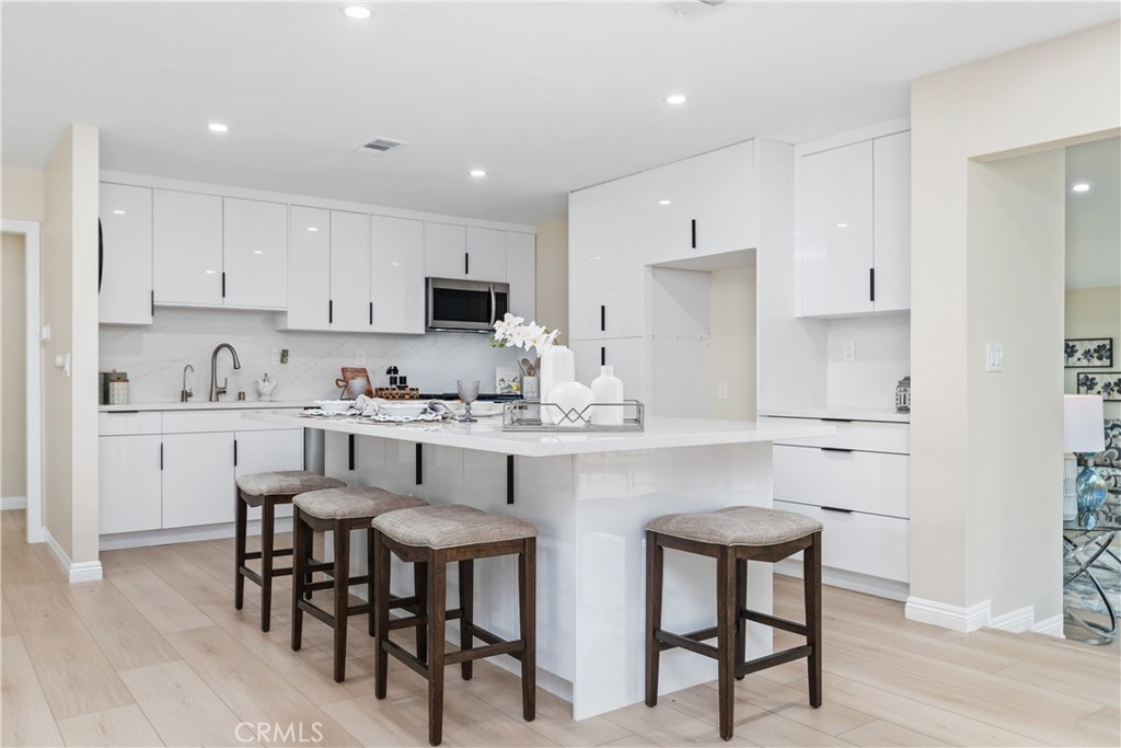 3213 W Sunview Drive