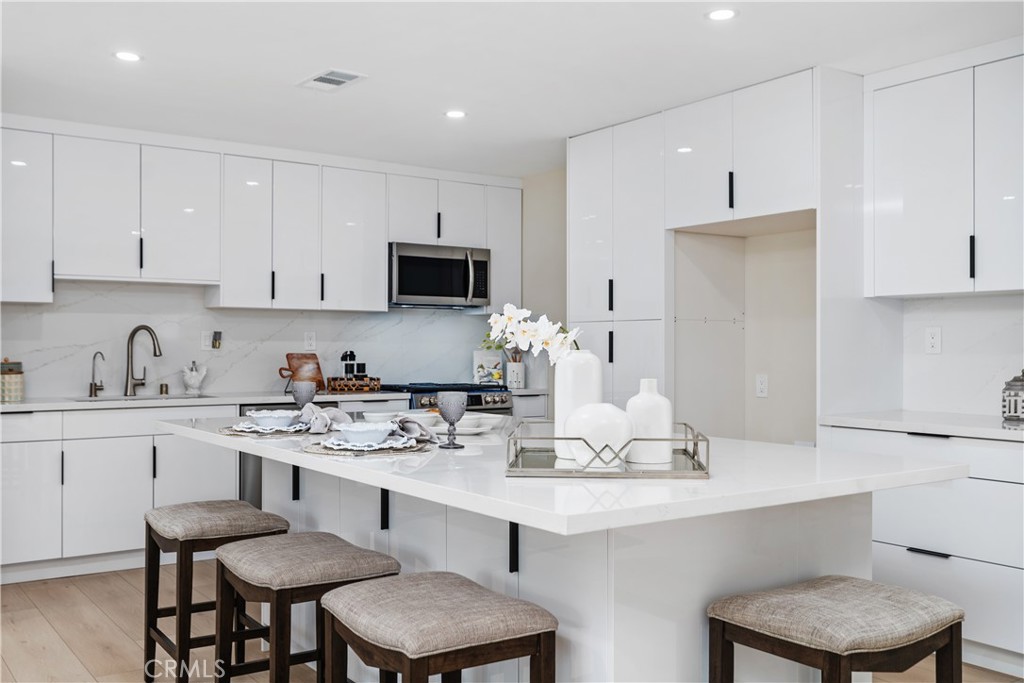 3213 W Sunview Drive