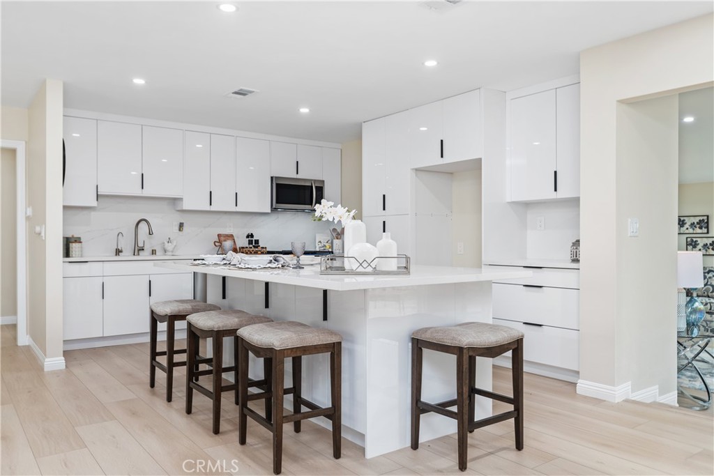 3213 W Sunview Drive