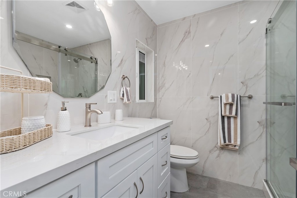 3213 W Sunview Drive